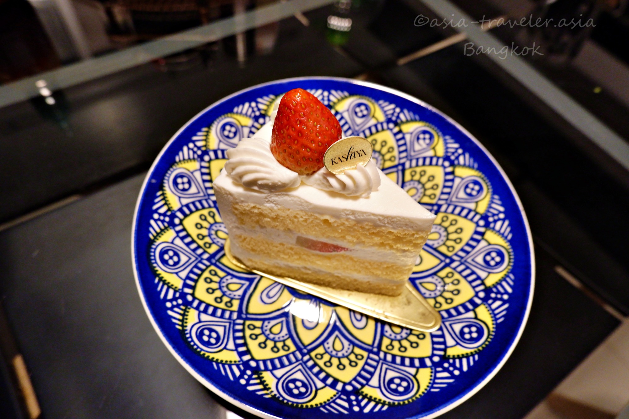 バンコク・Kashiyaの苺のショートケーキ、青い装飾皿に盛られた一切れ