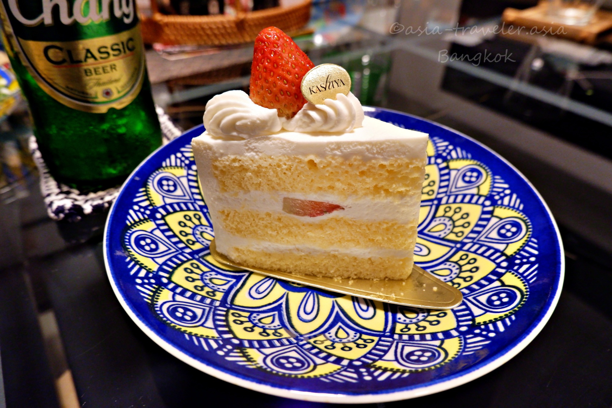 バンコク「Kashiya」の苺ショートケーキ・青い装飾皿