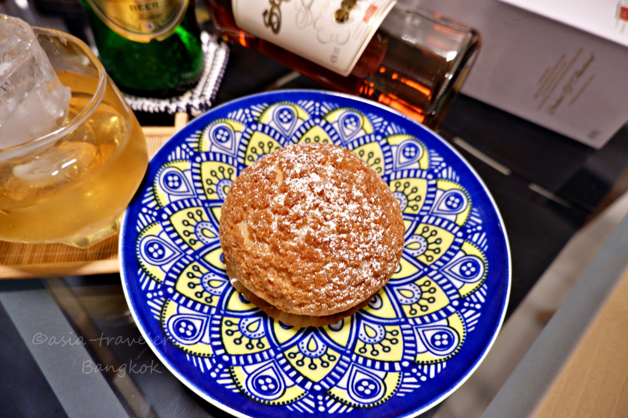 バンコク・かしやのクッキーシュー、青い装飾皿に盛られた一品