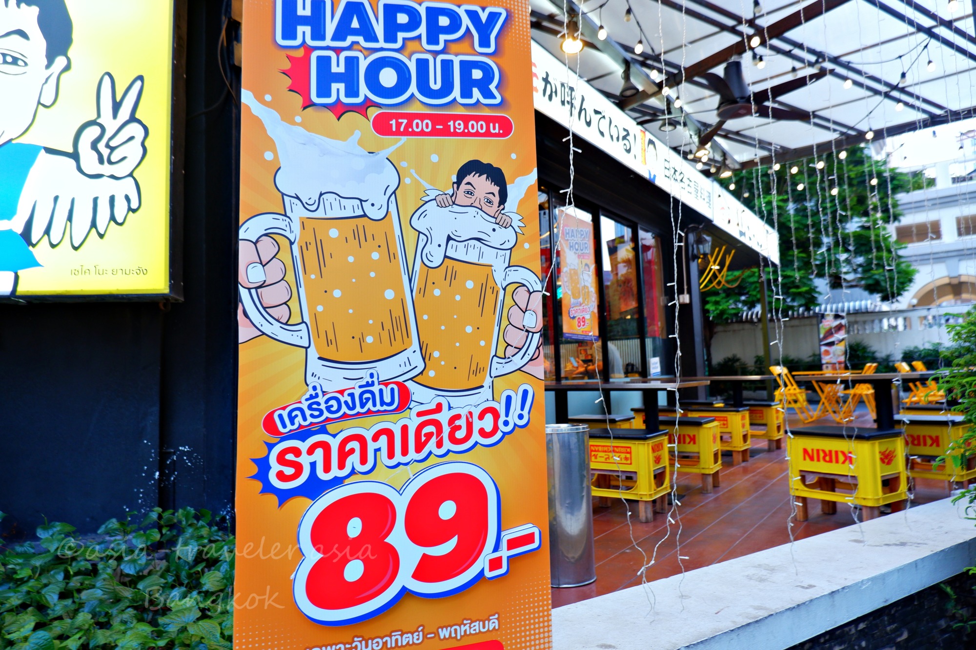 バンコクのレストラン前に置かれたハッピーアワー89バーツの看板