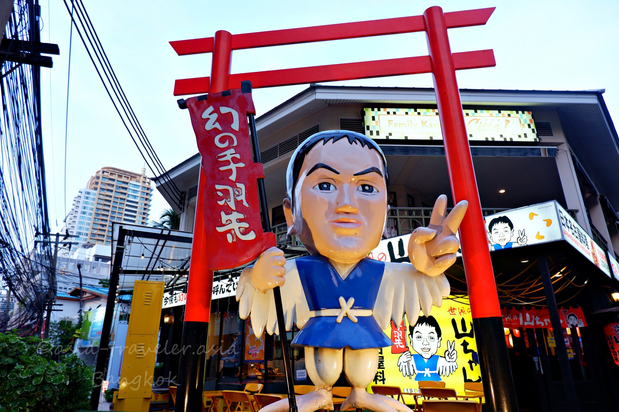 バンコク・プロンポンの世界の山ちゃん看板と赤い鳥居