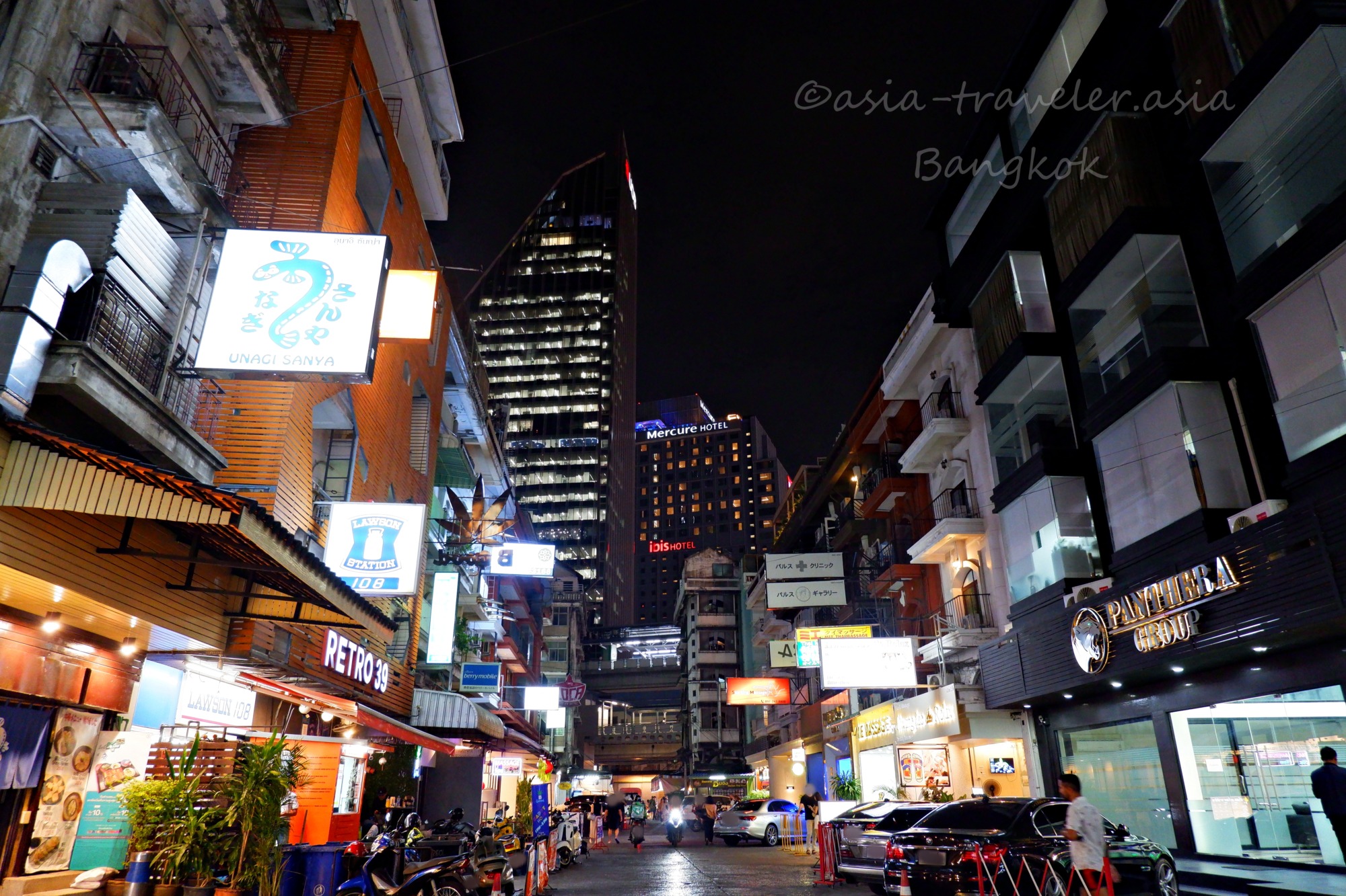 バンコク・プロンポン周辺の夜の繁華街に立ち並ぶ飲食店