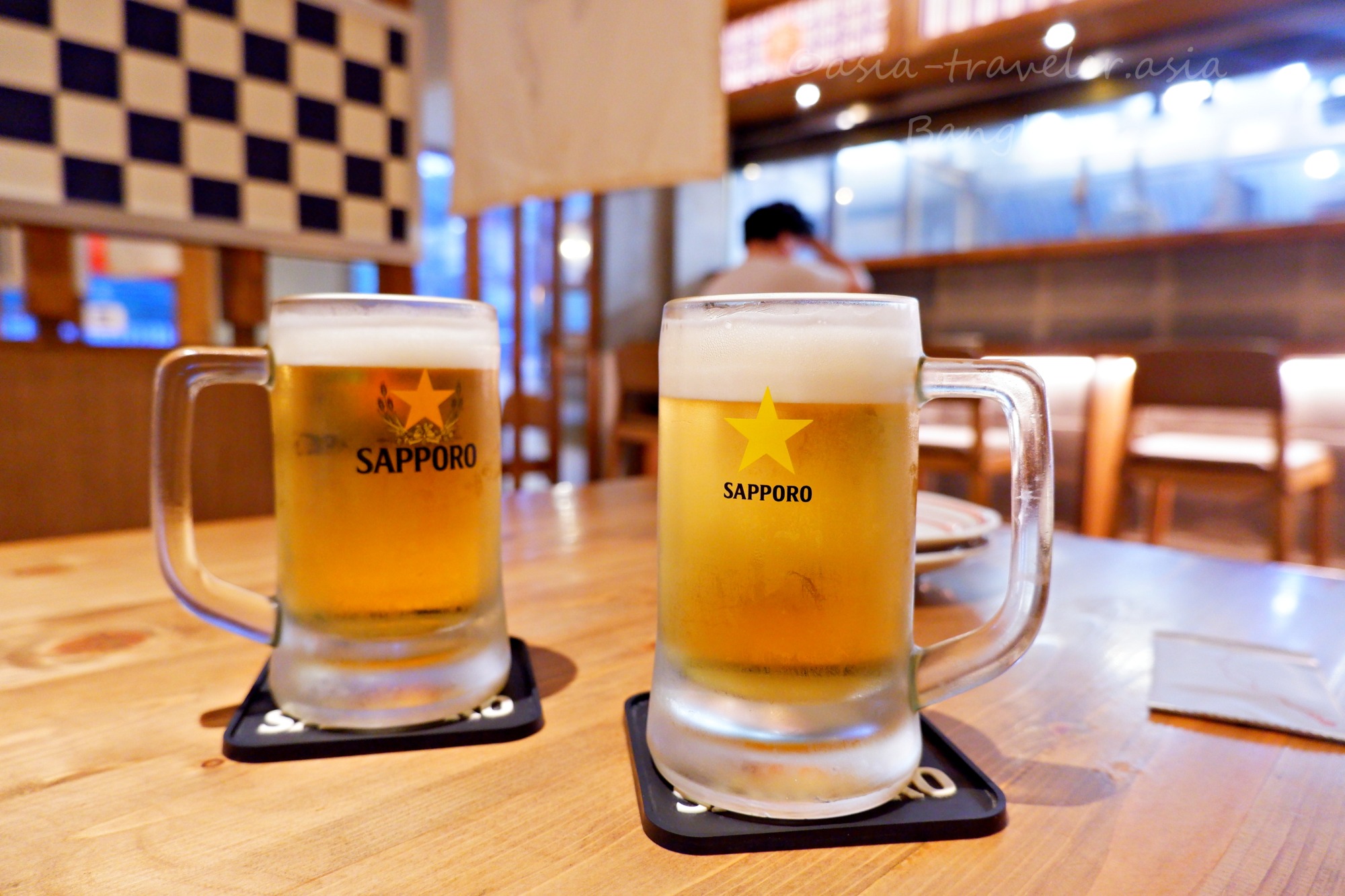 バンコクの博多うま馬でサッポロジョッキに注がれたビアシン2杯