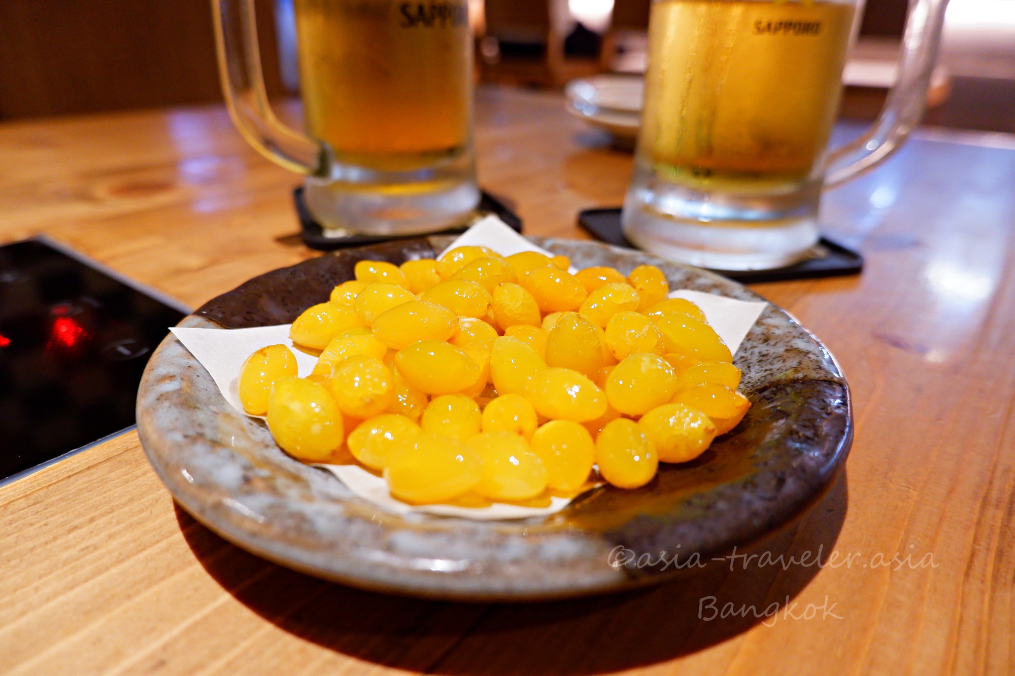 うま馬バンコク店の揚げ銀杏とサッポロジョッキビール