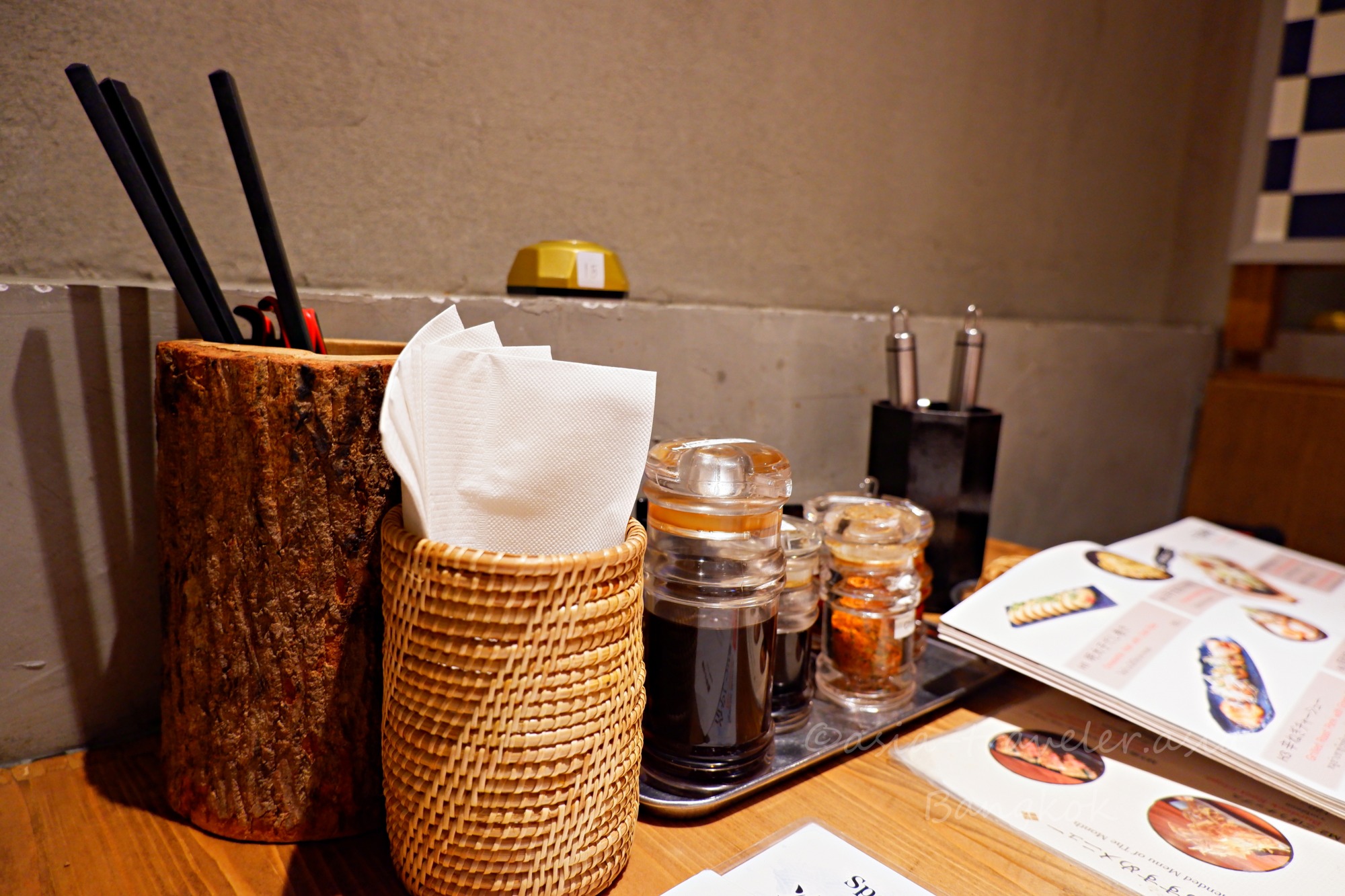 博多うま馬バンコク店のテーブル上の箸・調味料セット