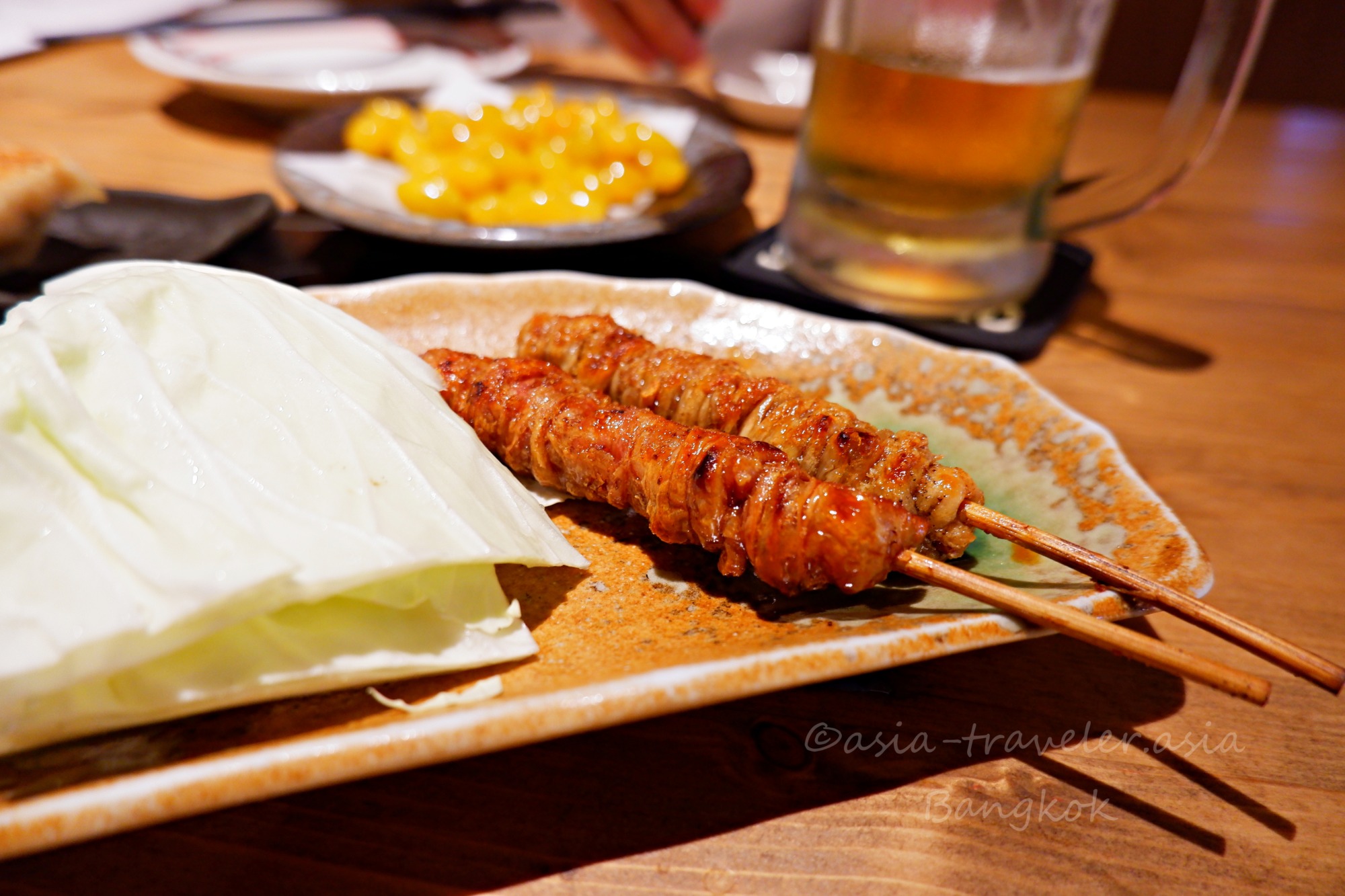 バンコク・博多うま馬の名物鶏皮串とキャベツ添え