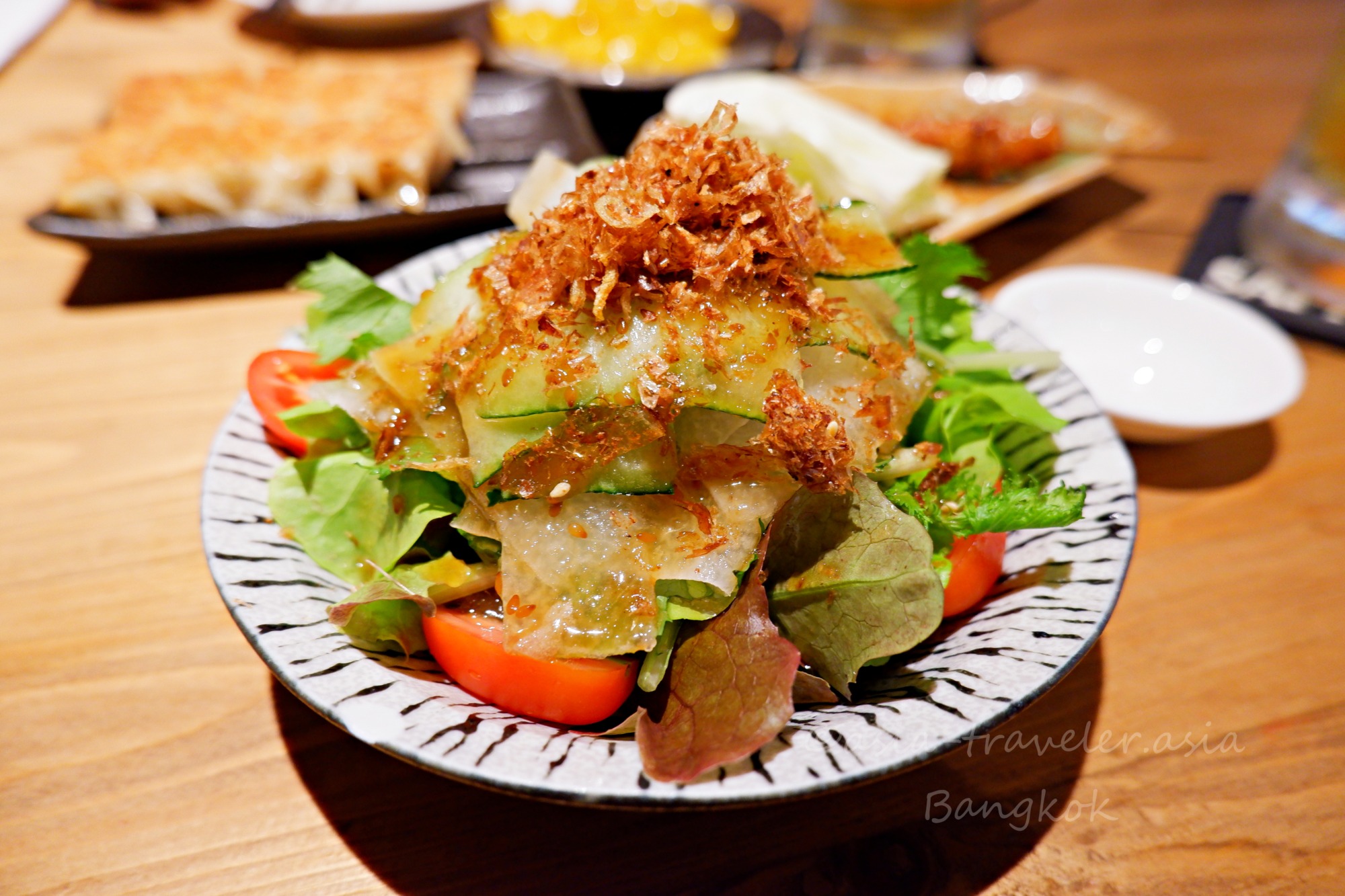 フライドオニオンをトッピングした大根サラダ