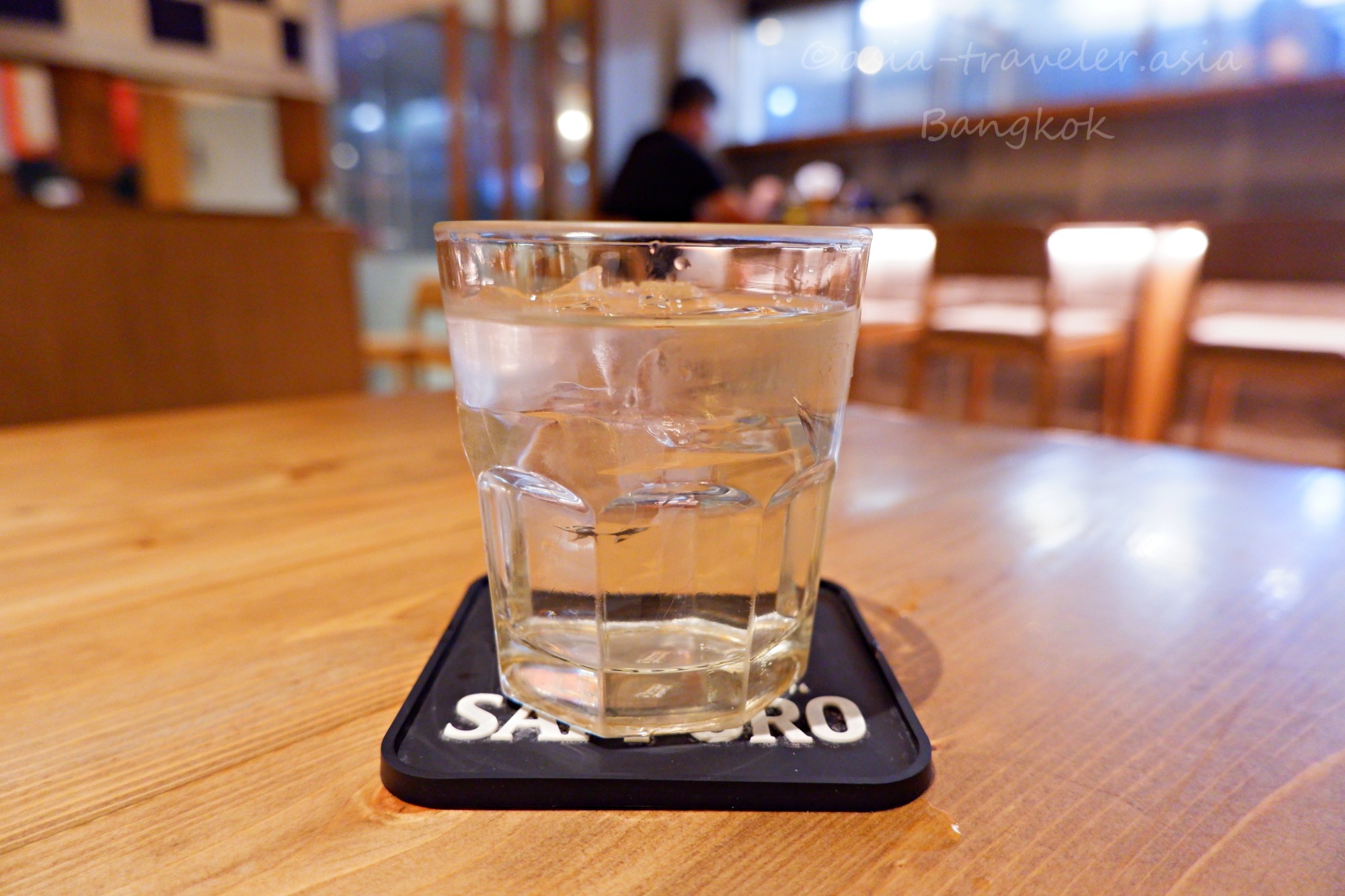 バンコクの博多うま馬で提供される二階堂水割り