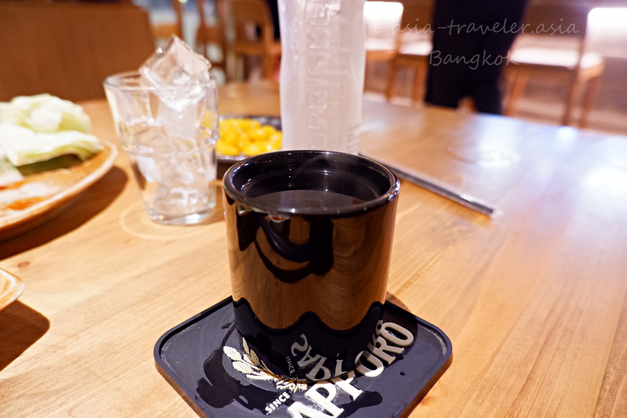 バンコク博多うま馬の黒湯呑みに注がれた赤猿お湯割り