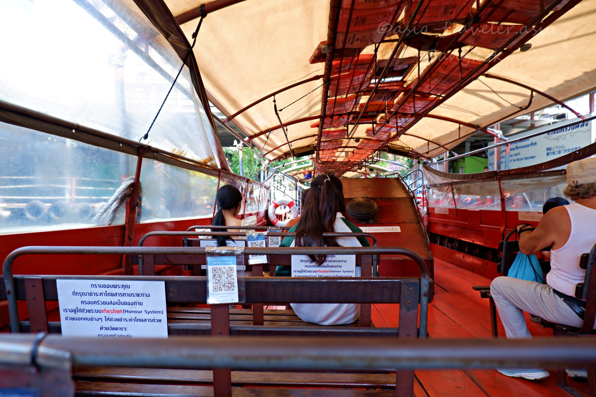 バンコクのセンセープ運河水上バス船内の座席と乗客