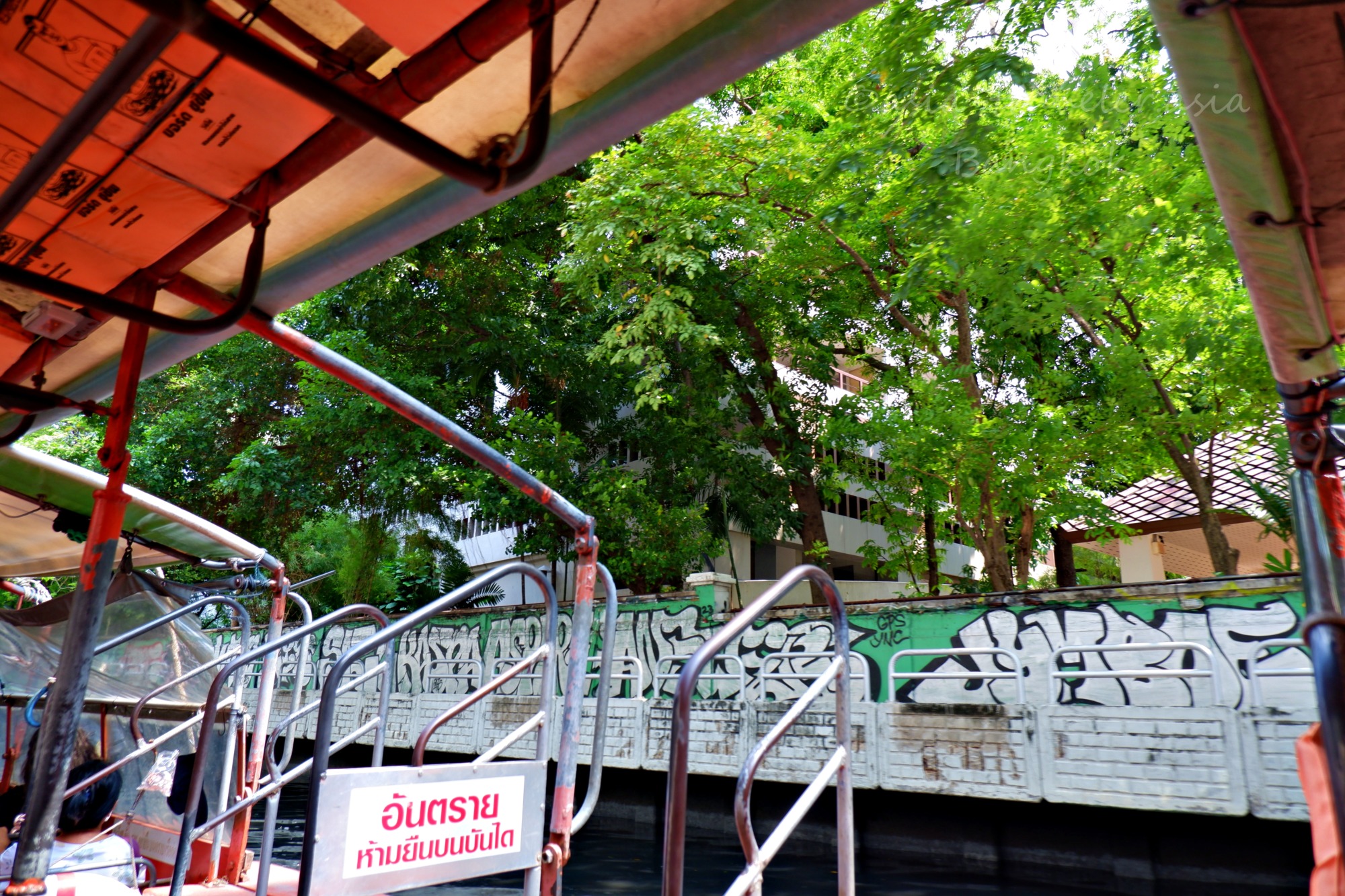 プラトゥーナム桟橋に停泊中のセンセープ運河水上バス車内