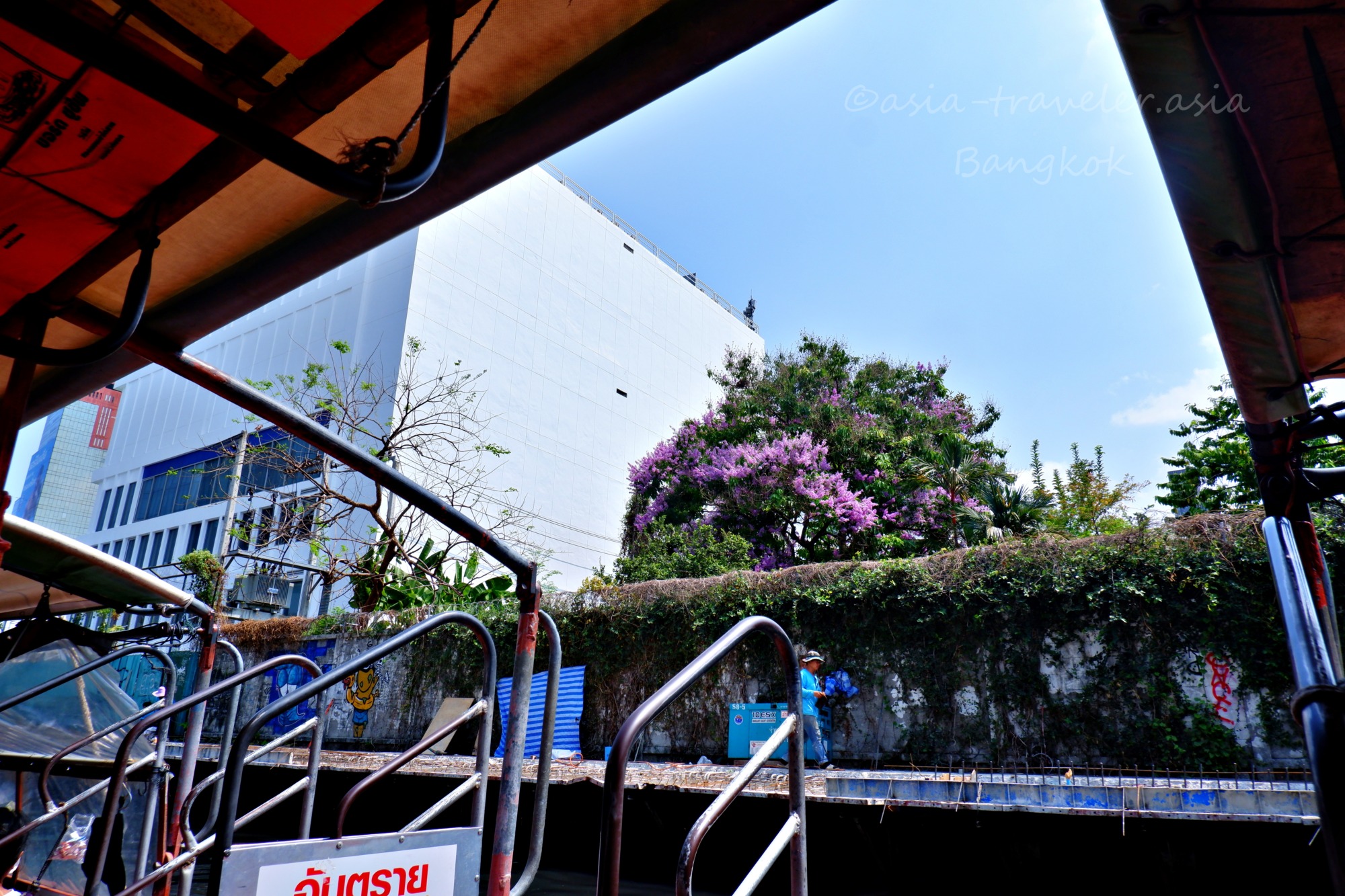 バンコク・センセープ運河の水上バス乗り場とブーゲンビリア
