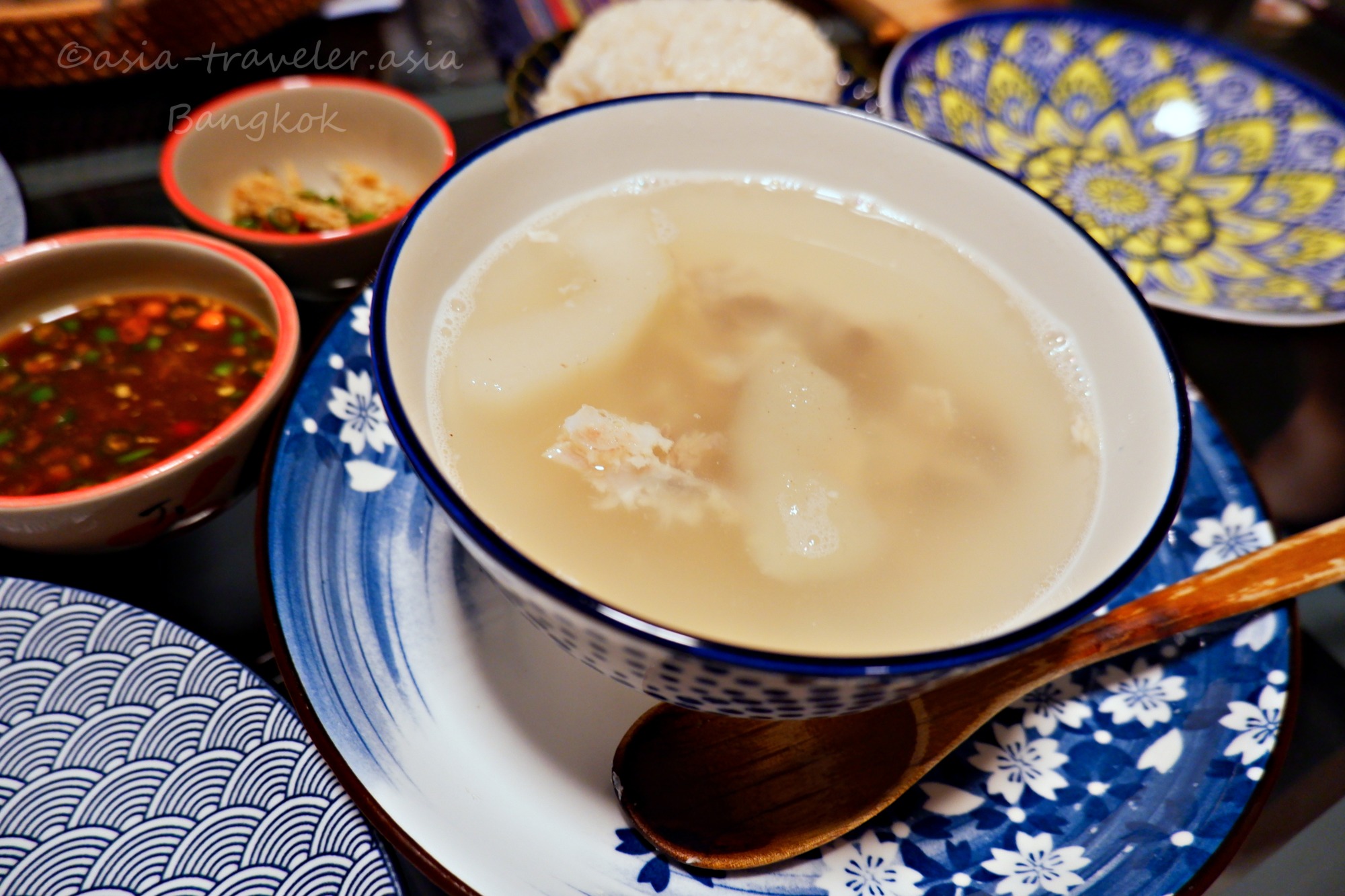 バンコク緑のカオマンガイに添えられた鶏ガラと瓜のスープ