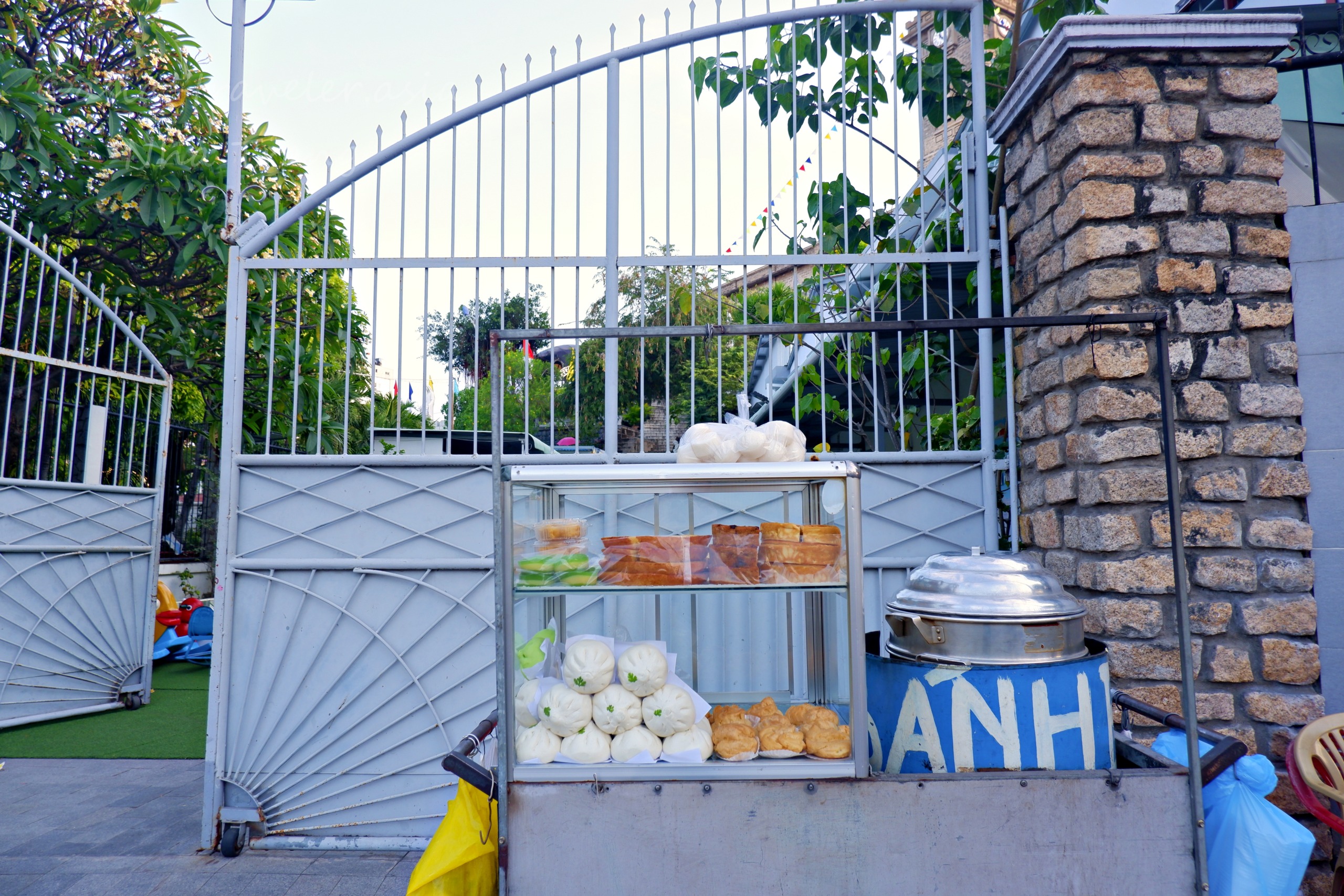 ニャチャン路地のバインカン屋台とガラスケース
