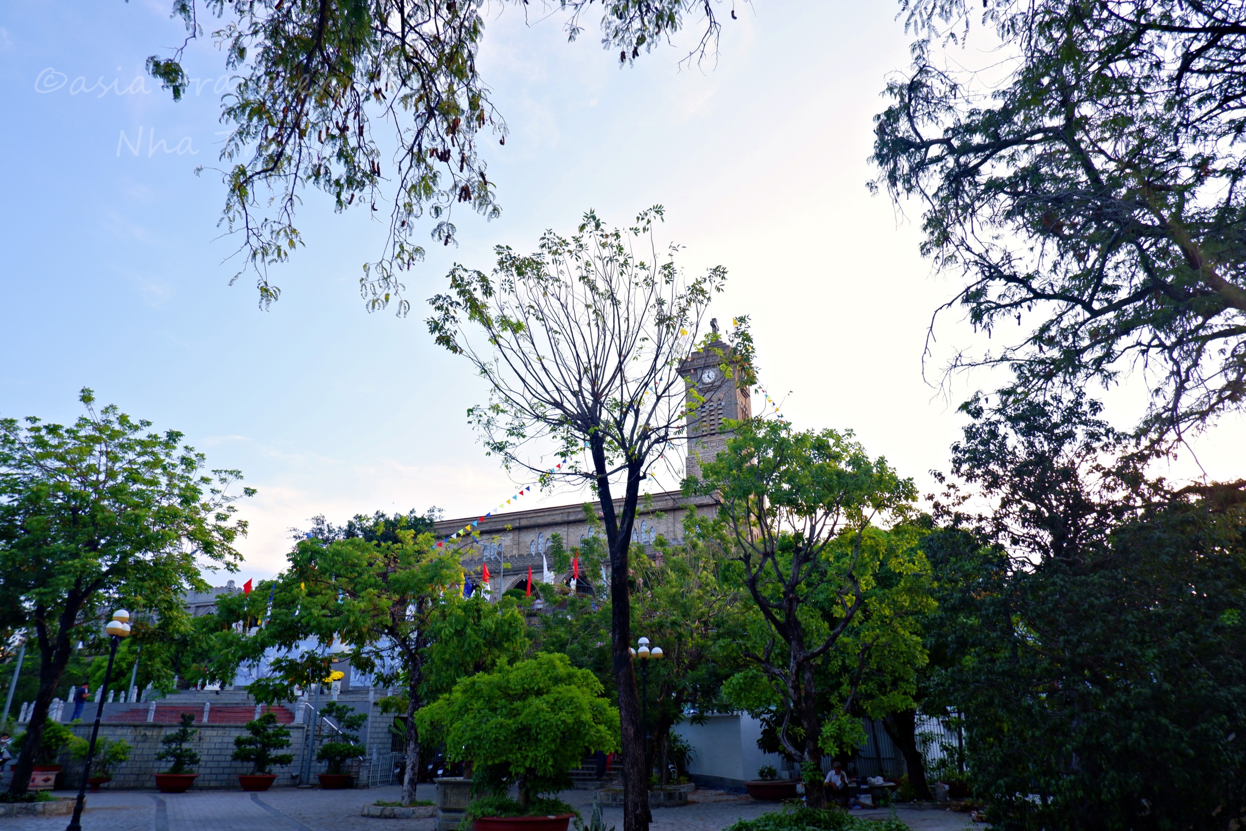 ニャチャン・ソムモイ市場周辺の時計塔と緑の街並み