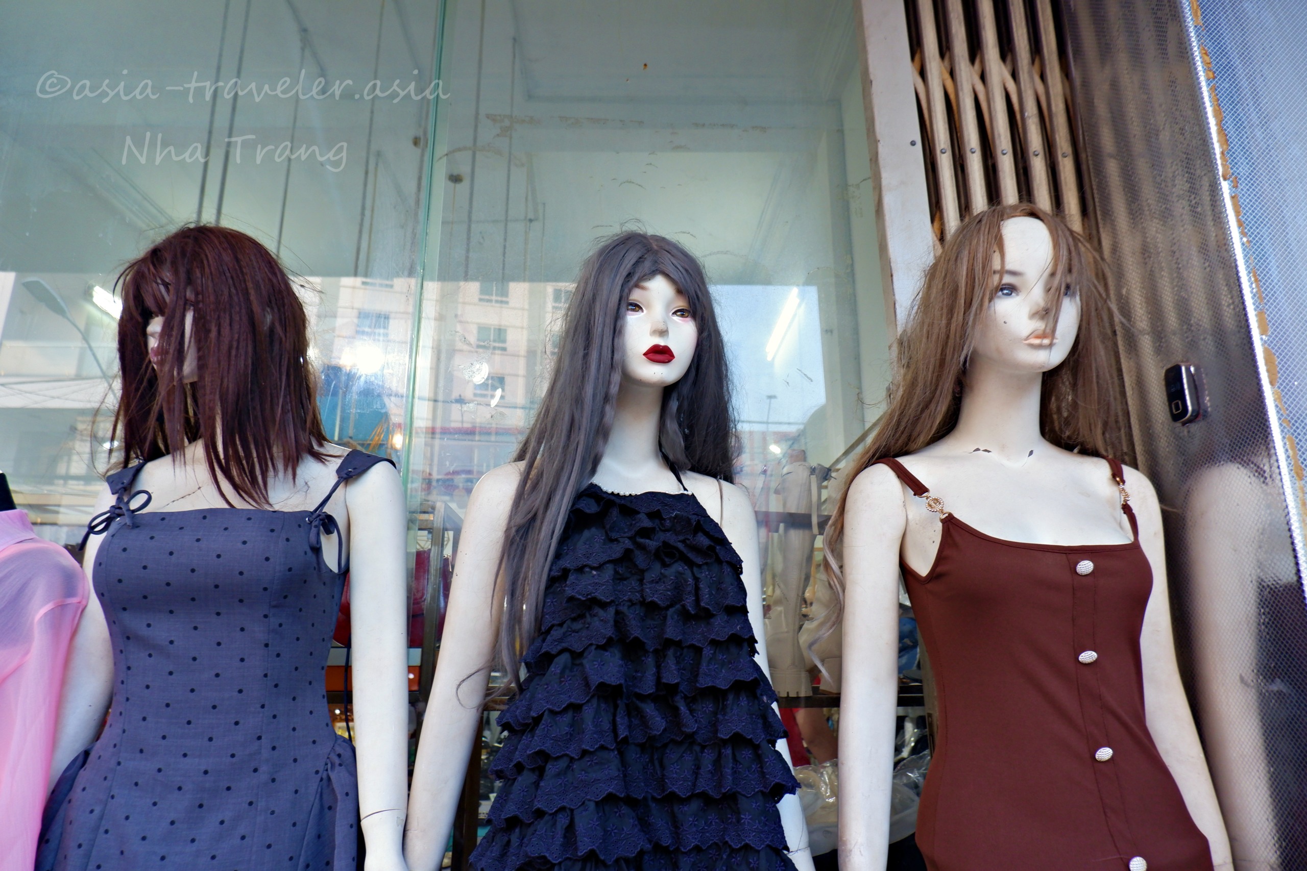 ニャチャン・ソムモイ市場近くの洋服店に並ぶマネキン3体