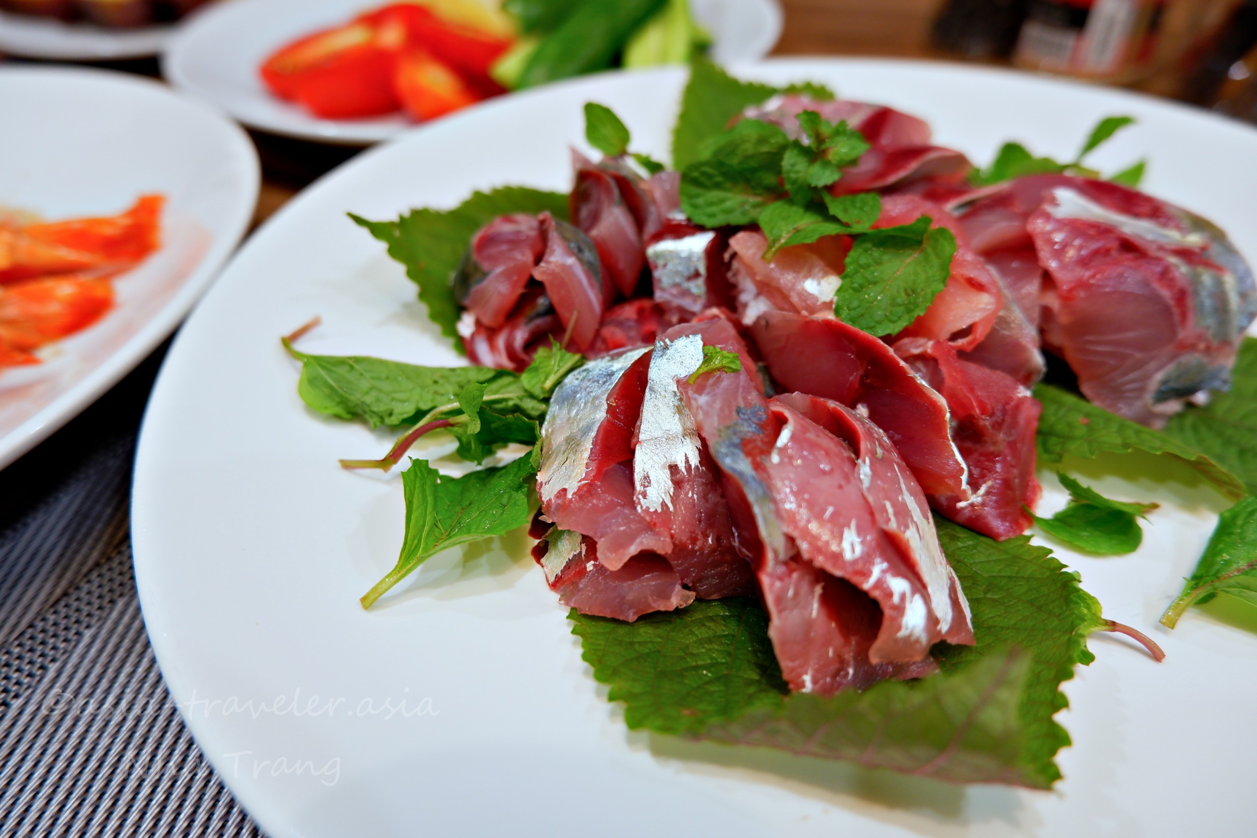 ニャチャン産の鯵を使ったお造り・香草添え
