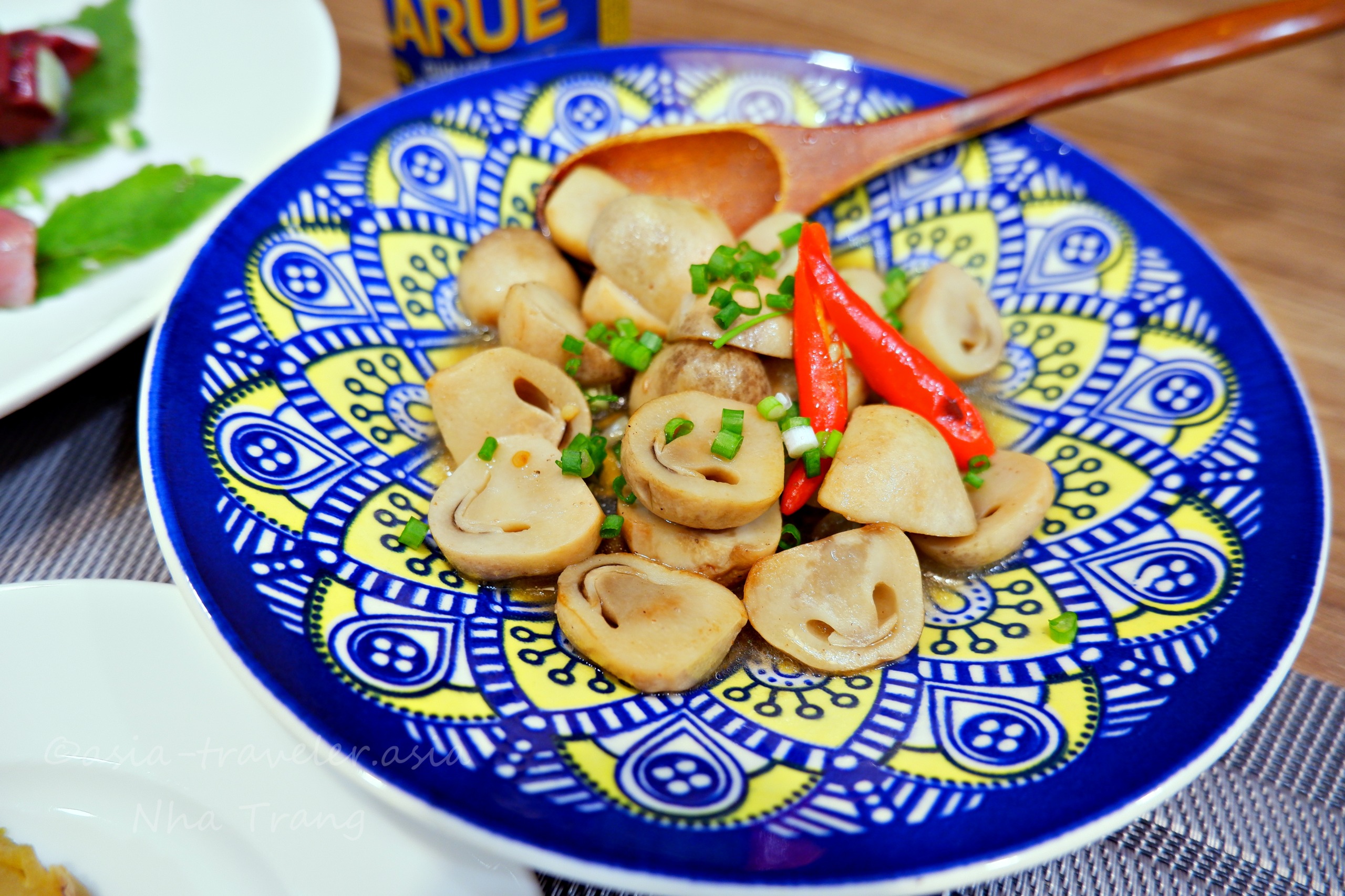 ニャチャン市場で購入した生フクロタケの炒め物