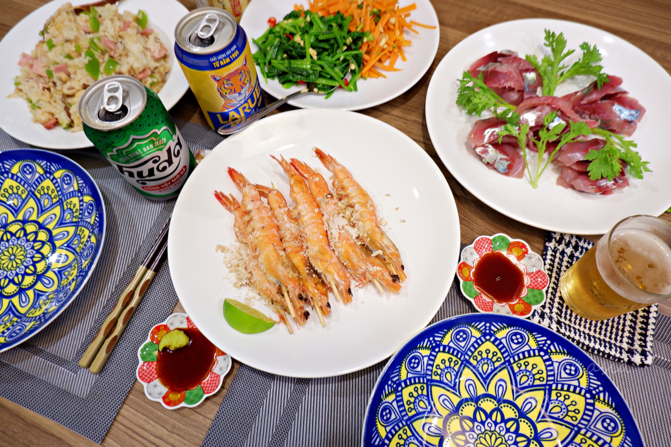 ニャチャン・ソムモイ市場の活きエビ塩焼きと鯵のお造りで晩酌