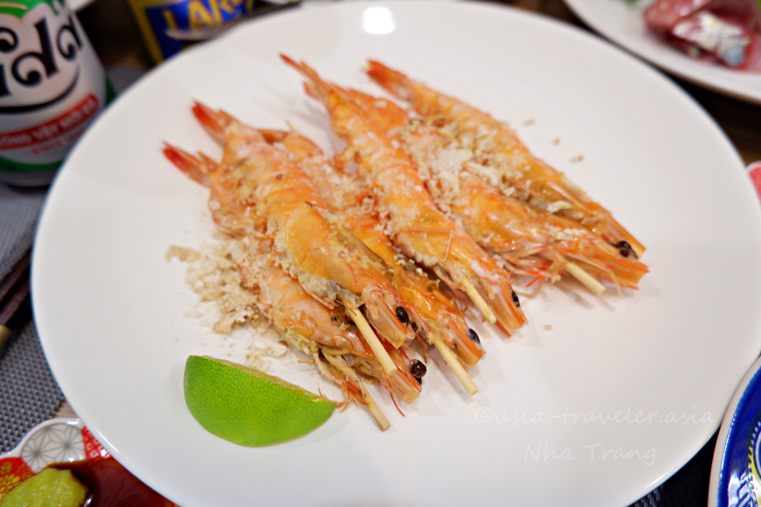 ニャチャン・ソムモイ市場の活きエビ塩焼きとライム