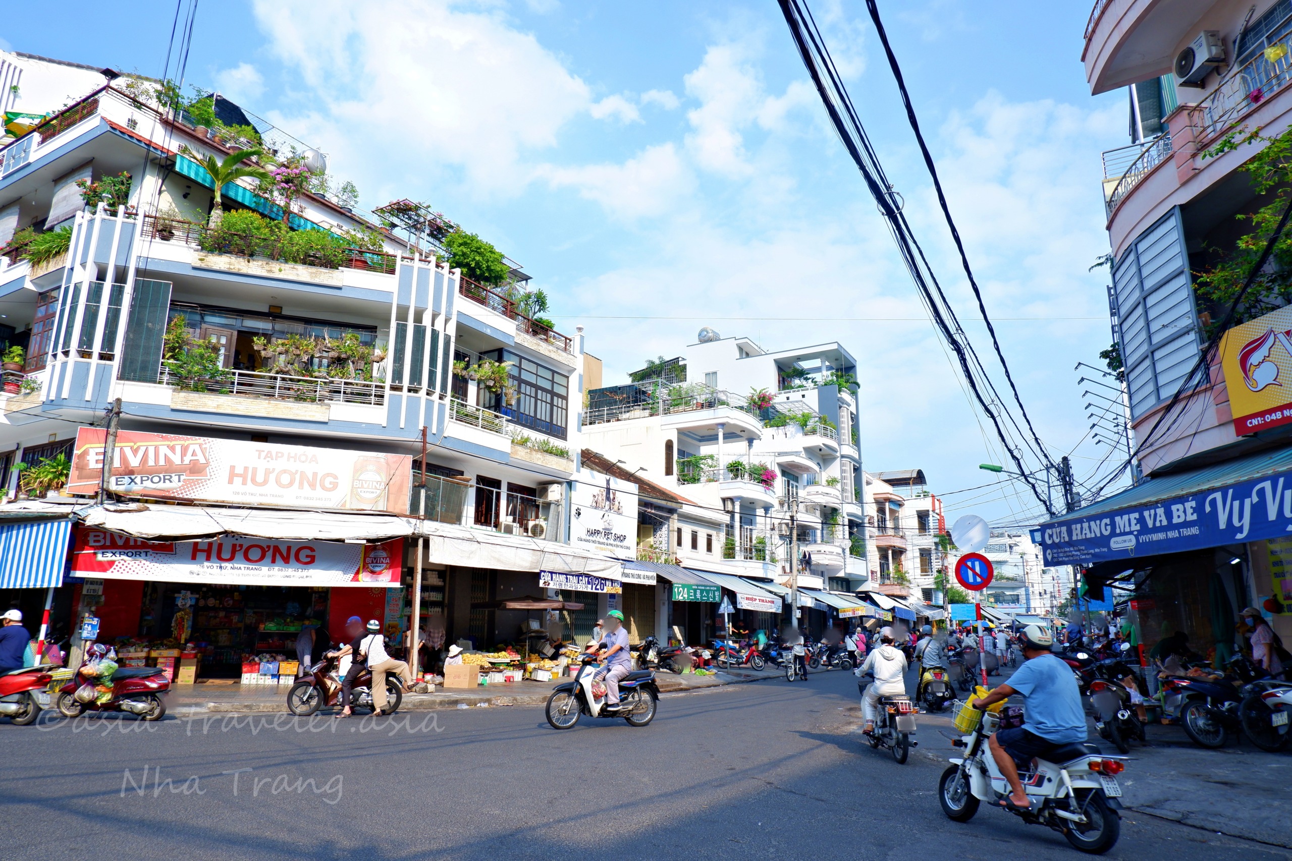 ニャチャン・ソムモイ市場周辺の賑やかな街並みとバイク
