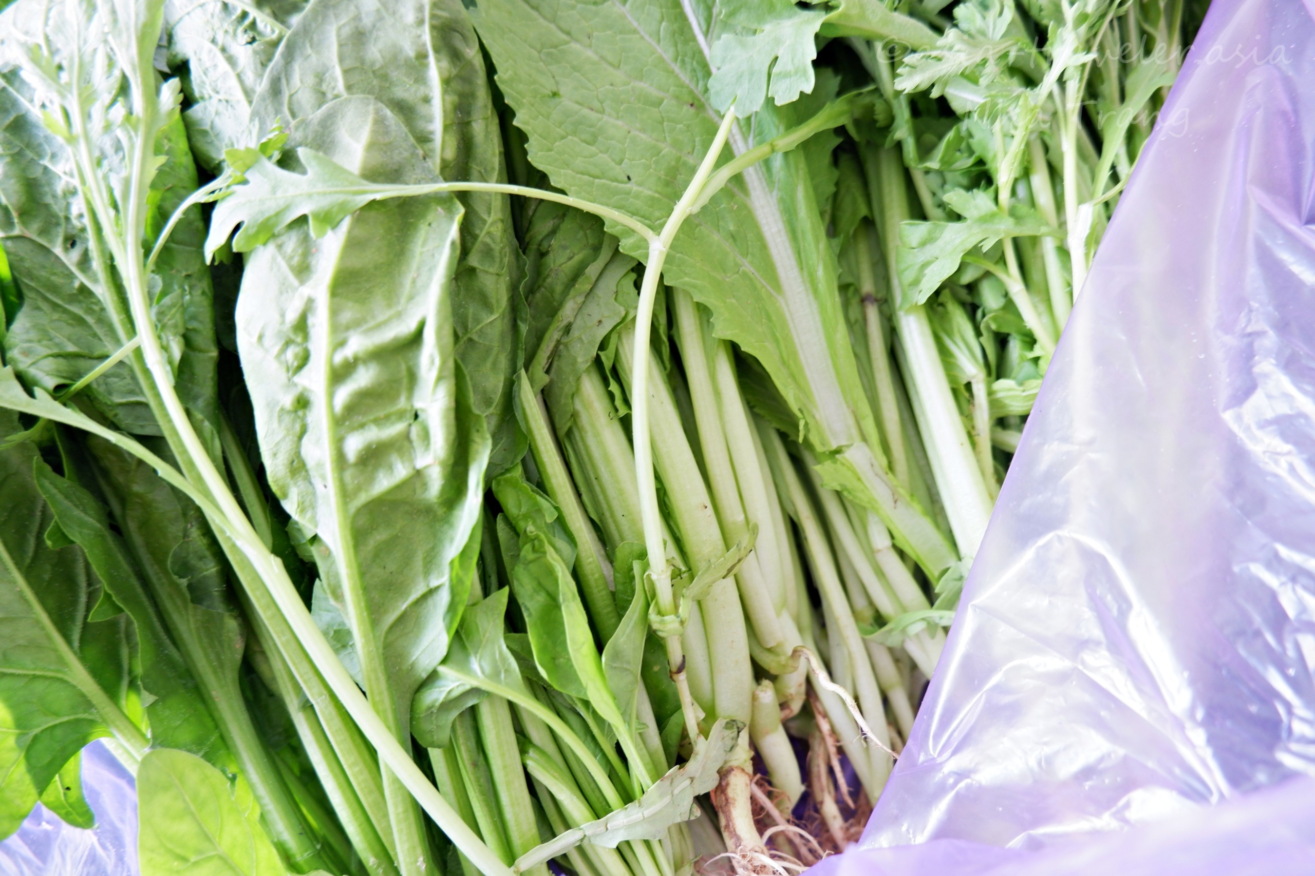 ソムモイ市場で束売りされた新鮮な葉野菜