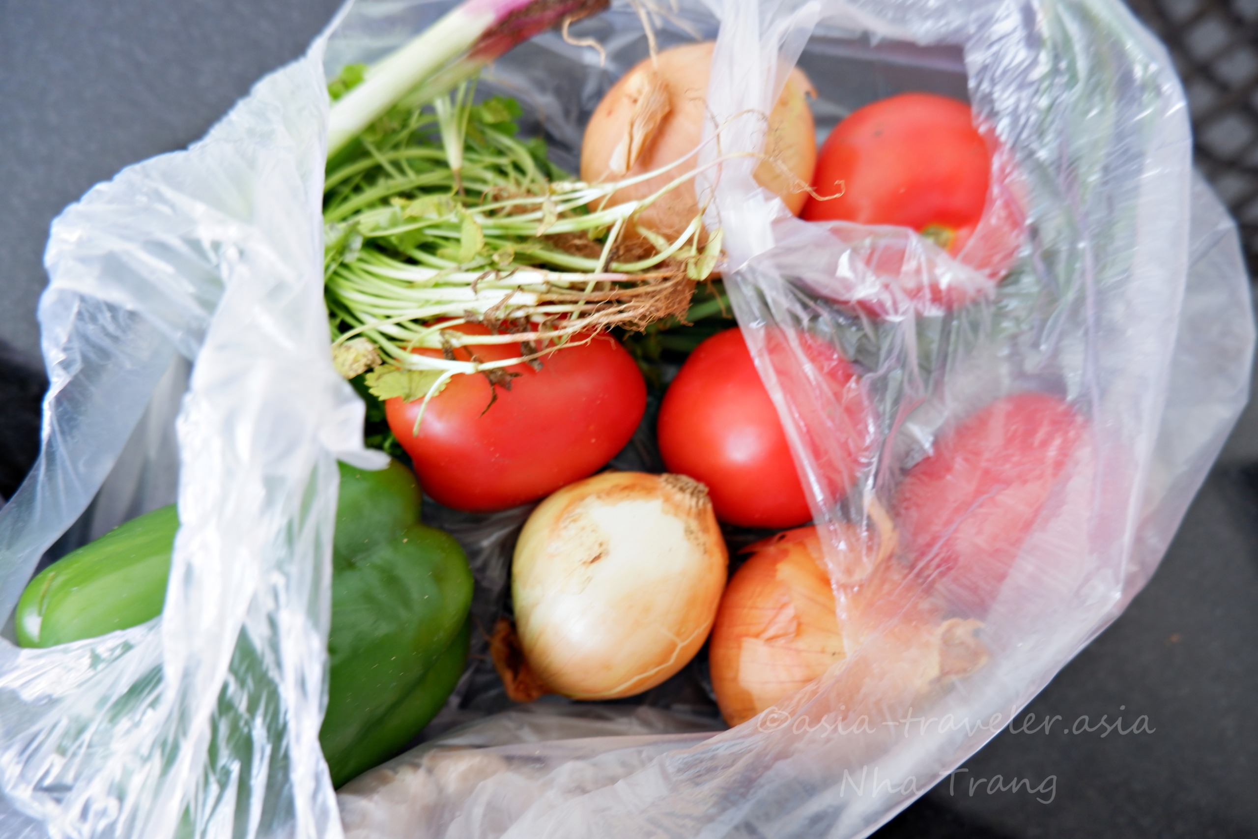ニャチャン・ソムモイ市場で購入したトマト・玉ねぎ・パプリカ入り野菜袋