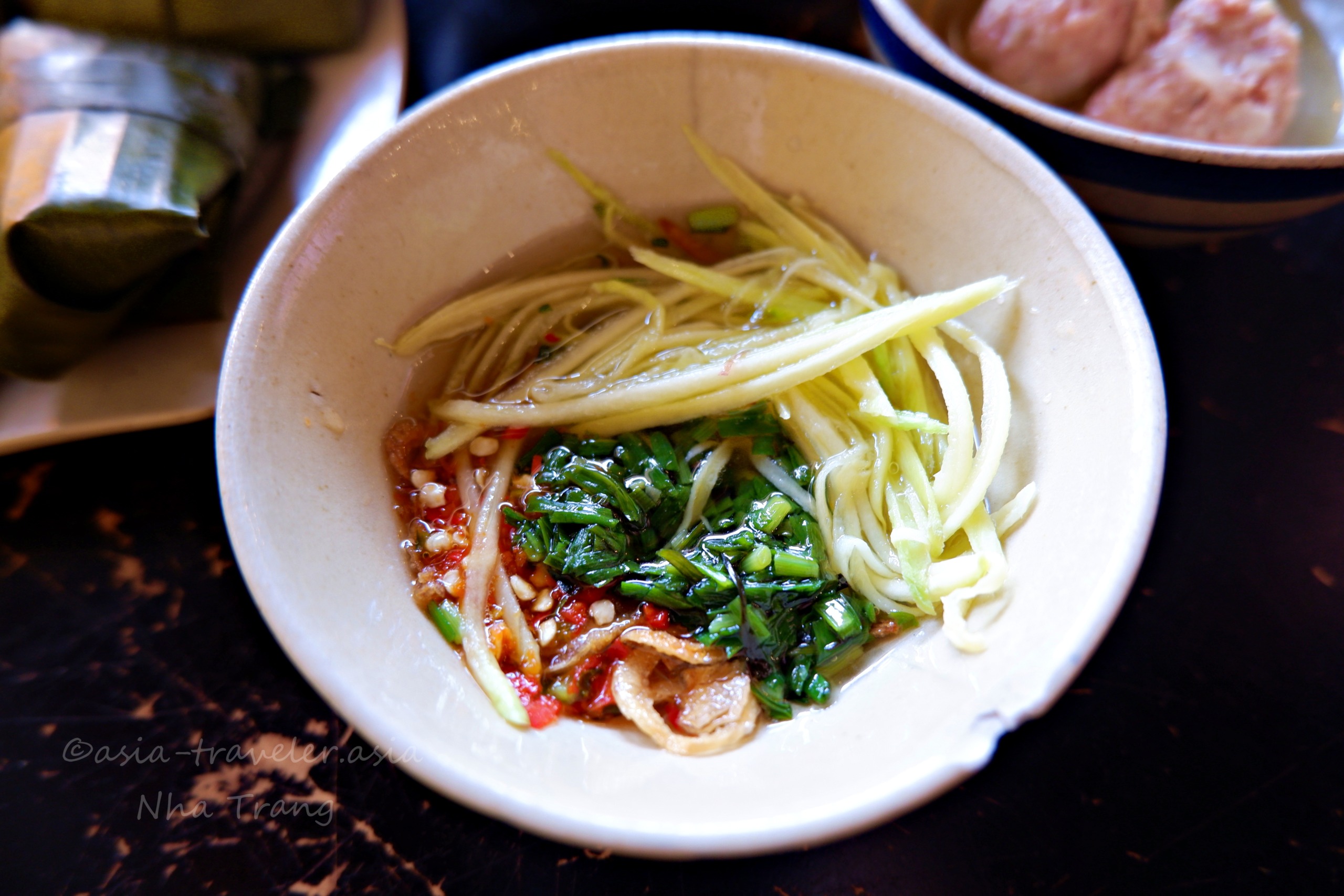 ニャチャンのバインカン用つけダレと千切りマンゴーの薬味ボウル