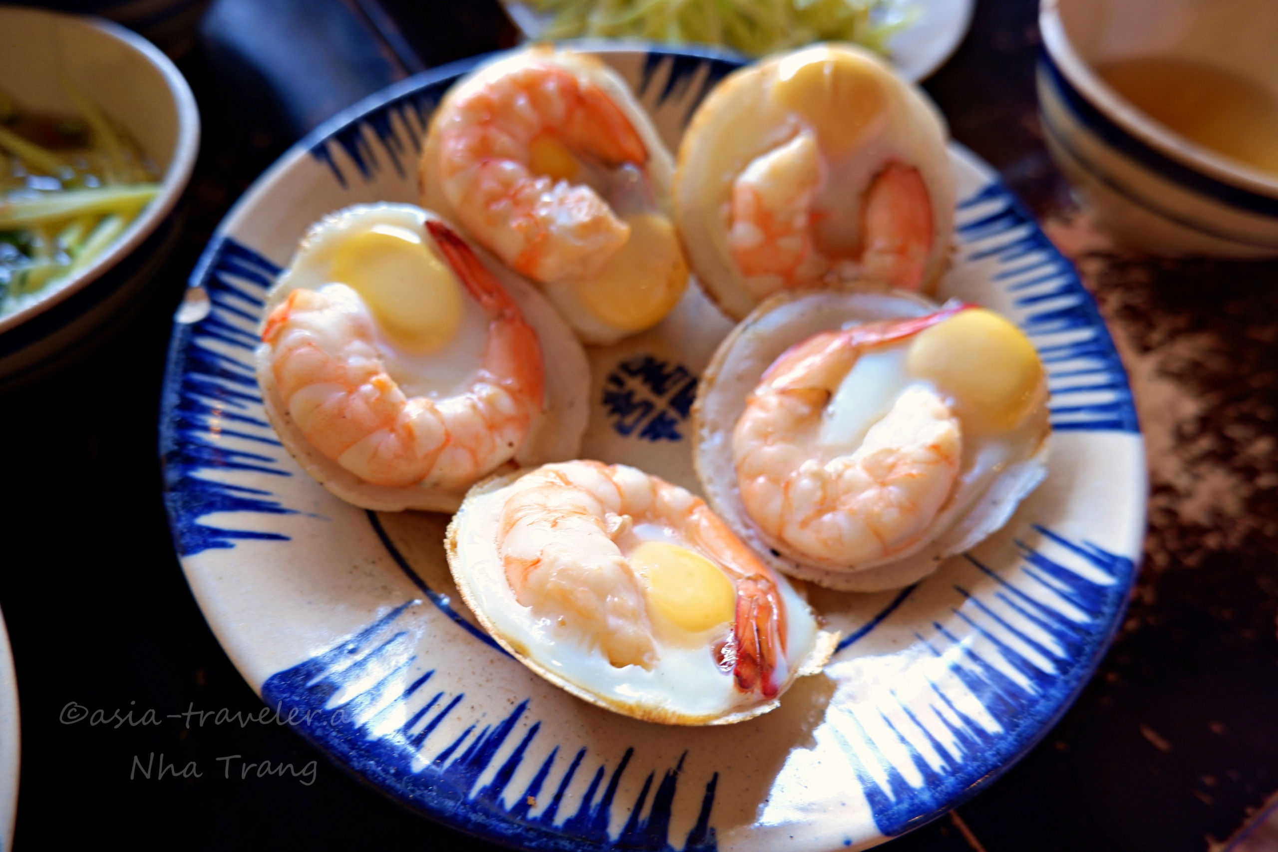 ニャチャンのバインカン・海老とウズラの卵の貝殻蒸し