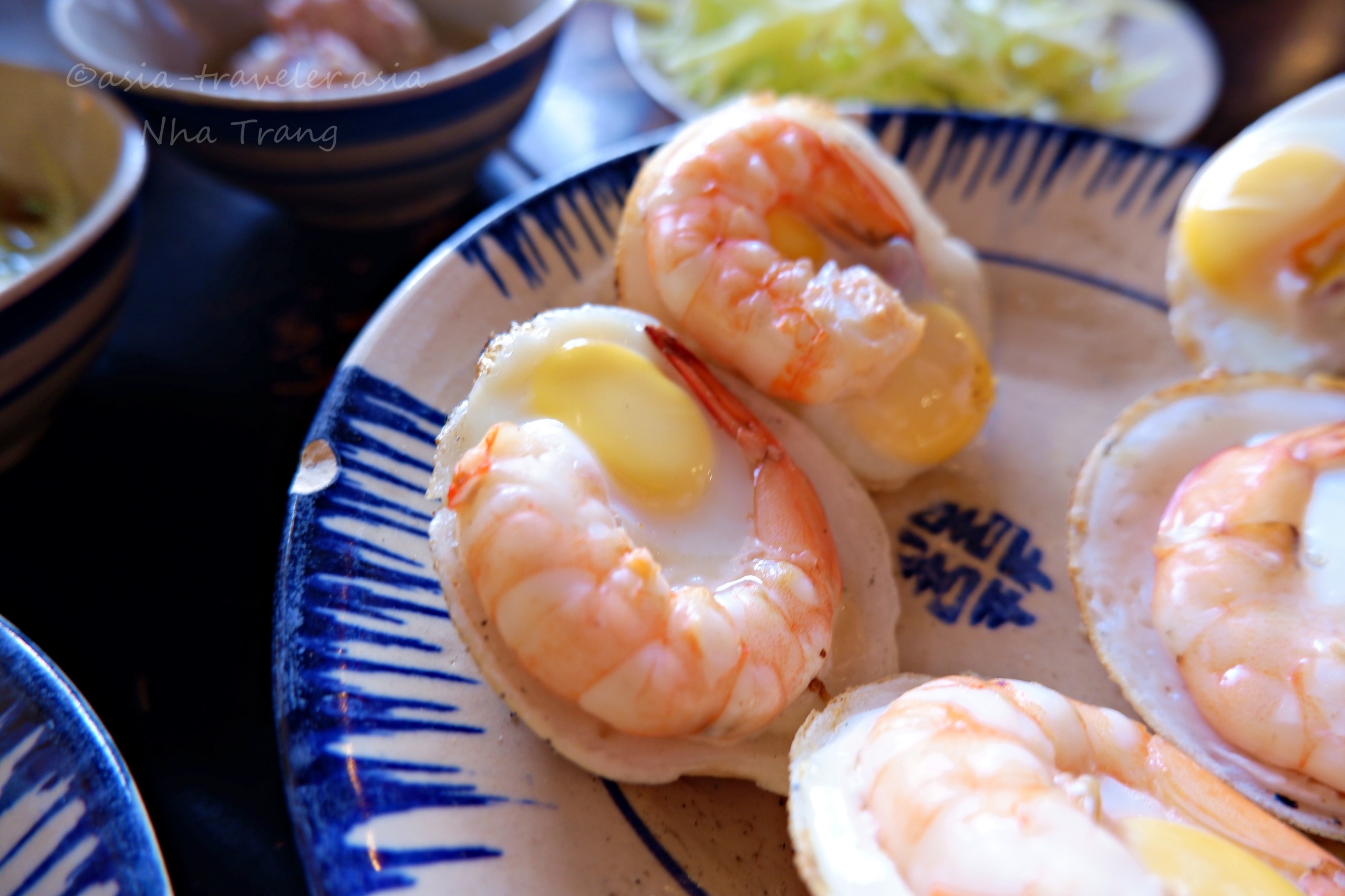 ニャチャンのバインカンに乗った海老とウズラの卵