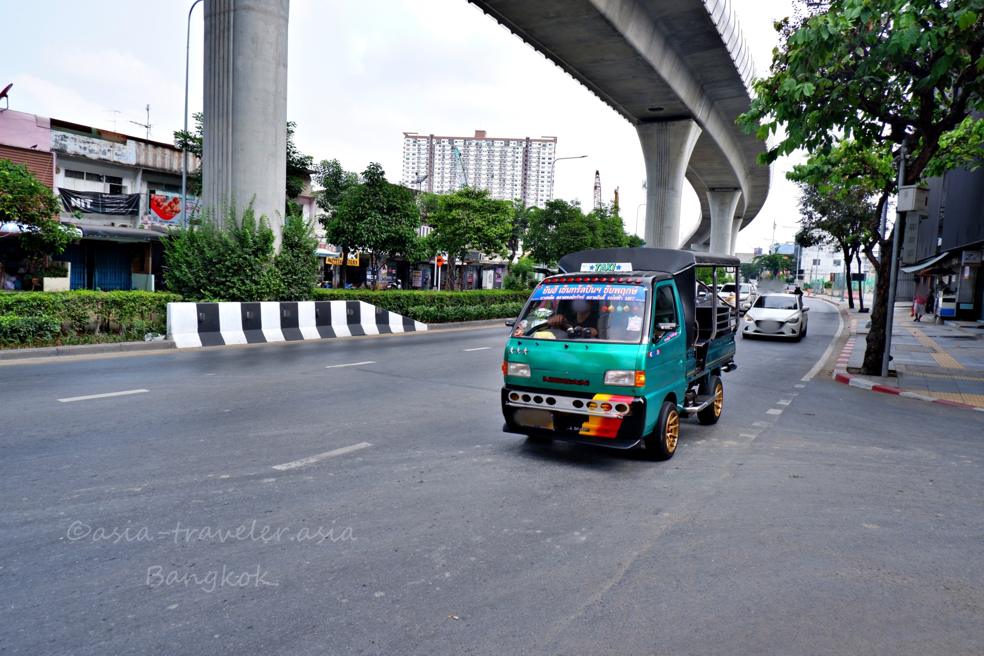 バンコク・バンプラット地区を走る緑色のシーロー（軽トラ改造の乗り合い公共交通）