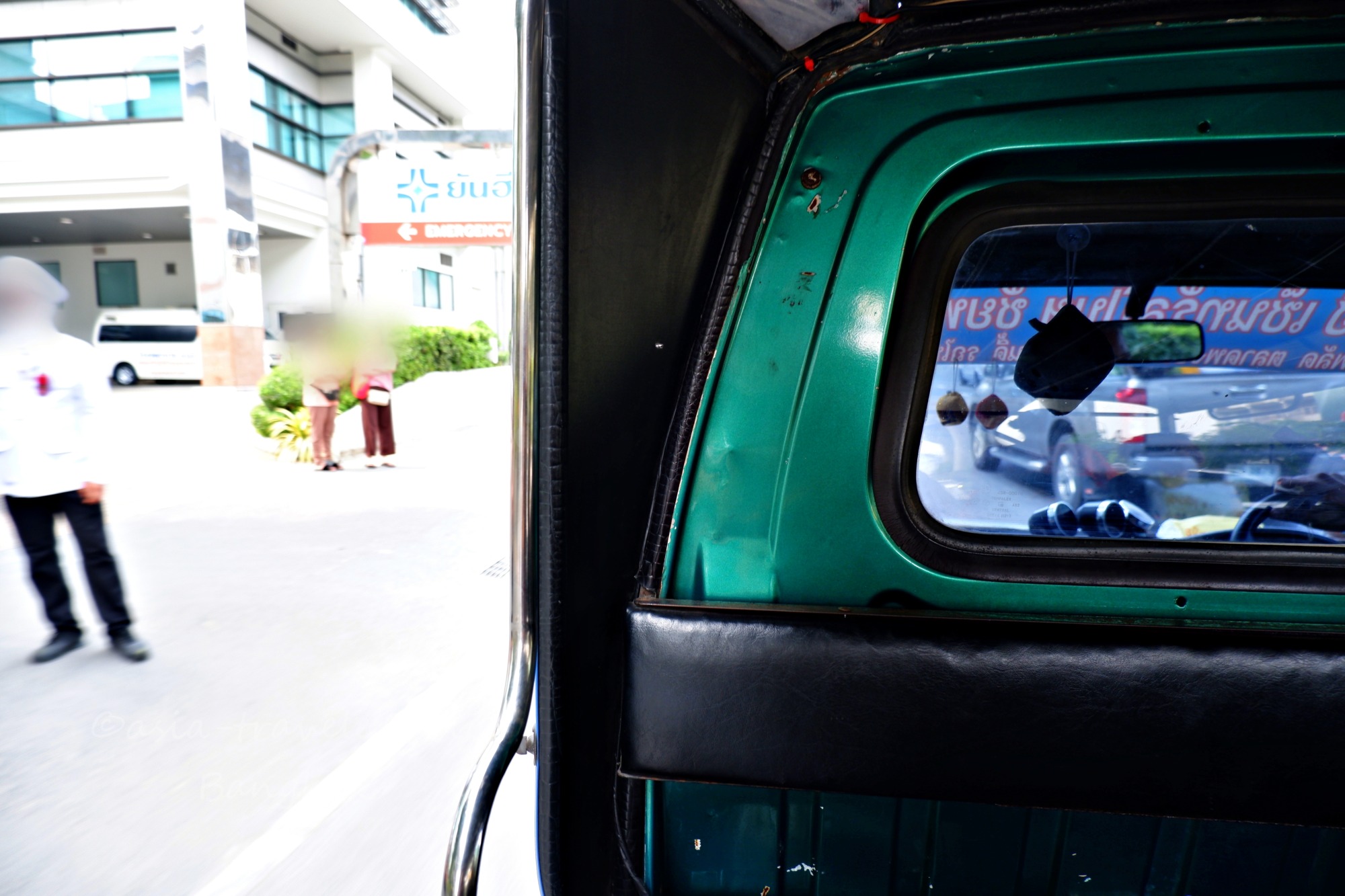 バンコク・バンプラット付近を走る緑色のシーロー車内