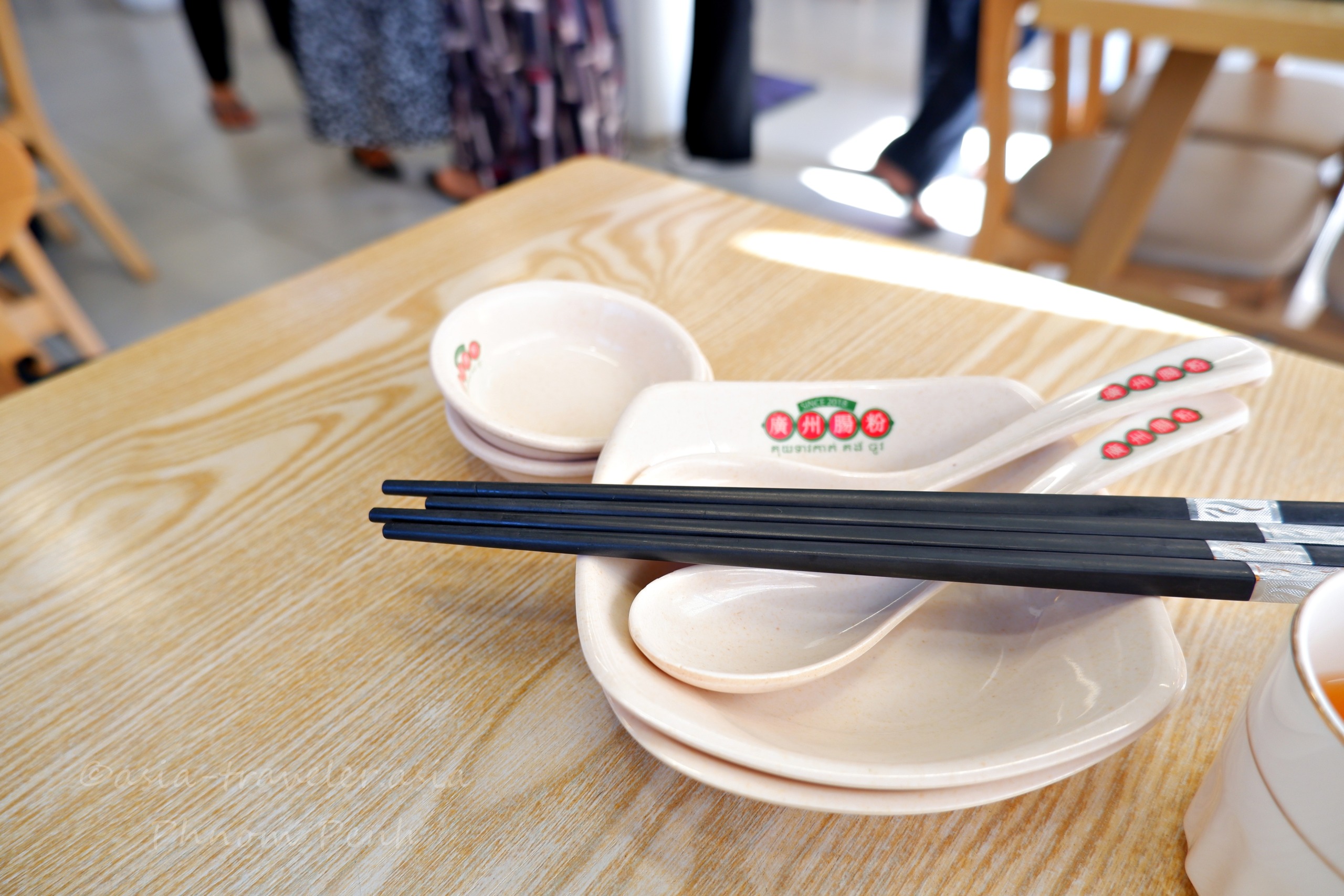 Guangzhou Noodle Restaurantの黒い箸と白磁スプーン・小皿セット