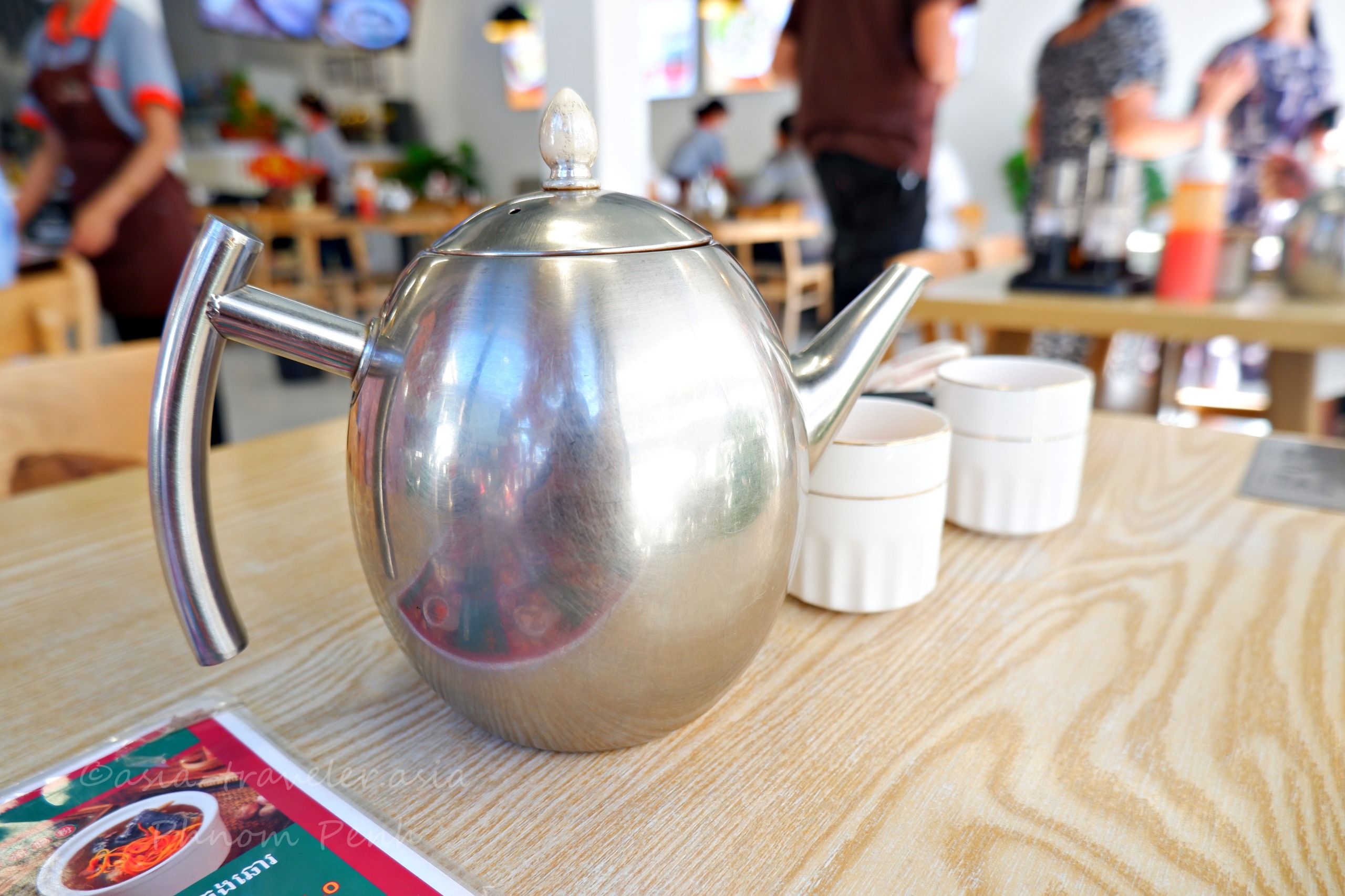 プノンペンの飲茶店テーブルに置かれたステンレス製ティーポット