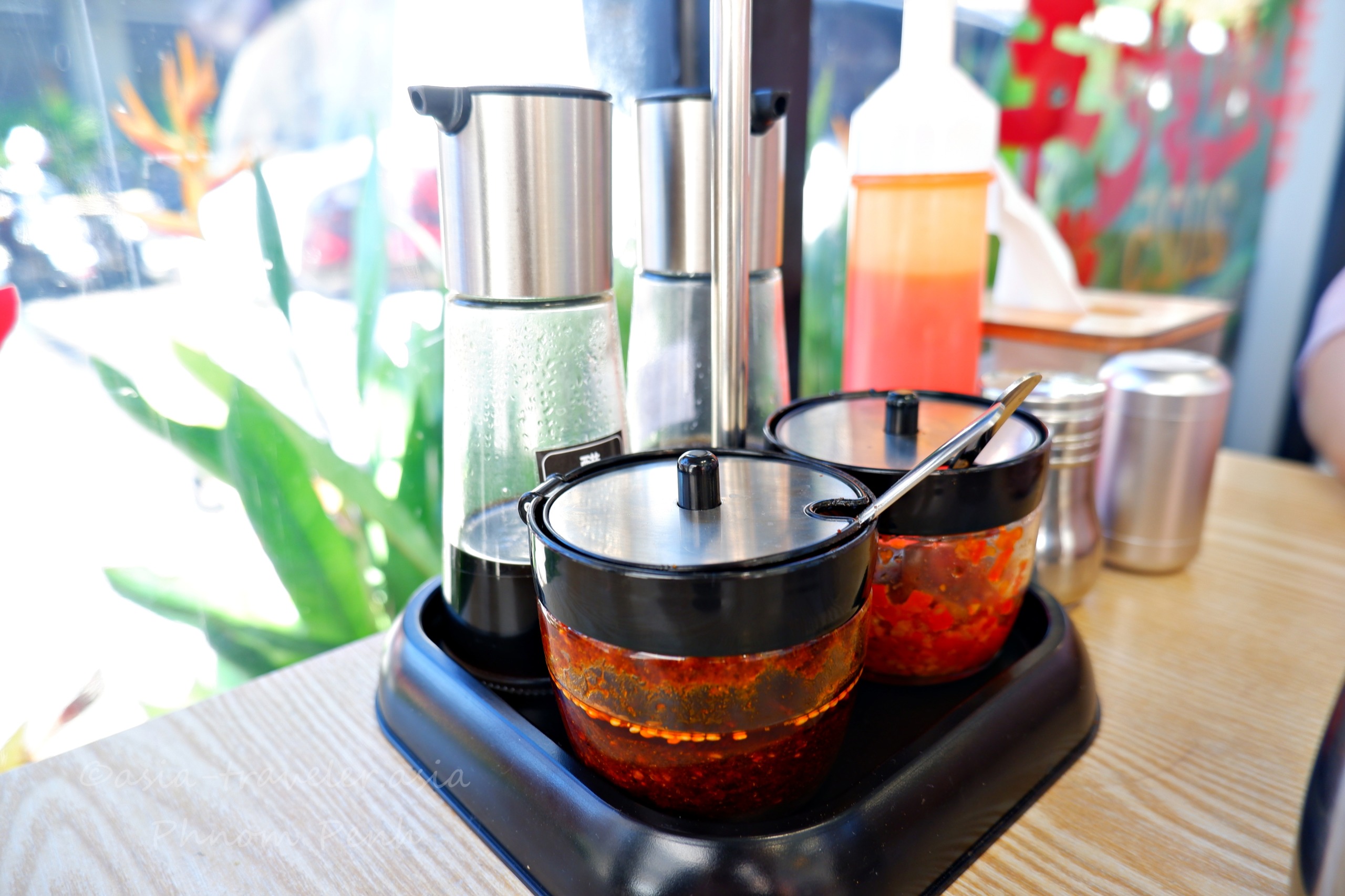 プノンペンの食堂テーブルに置かれた自家製チリソース2種