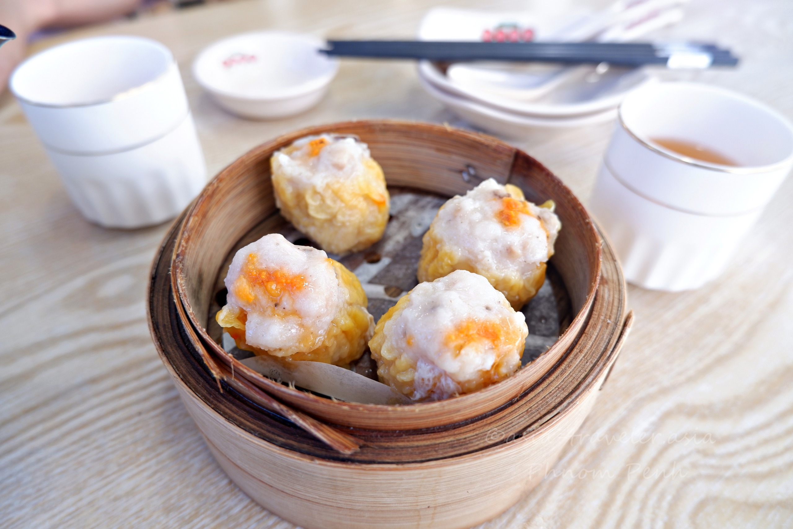 プノンペンの飲茶店で蒸された蟹黄シュウマイ4個入り竹せいろ