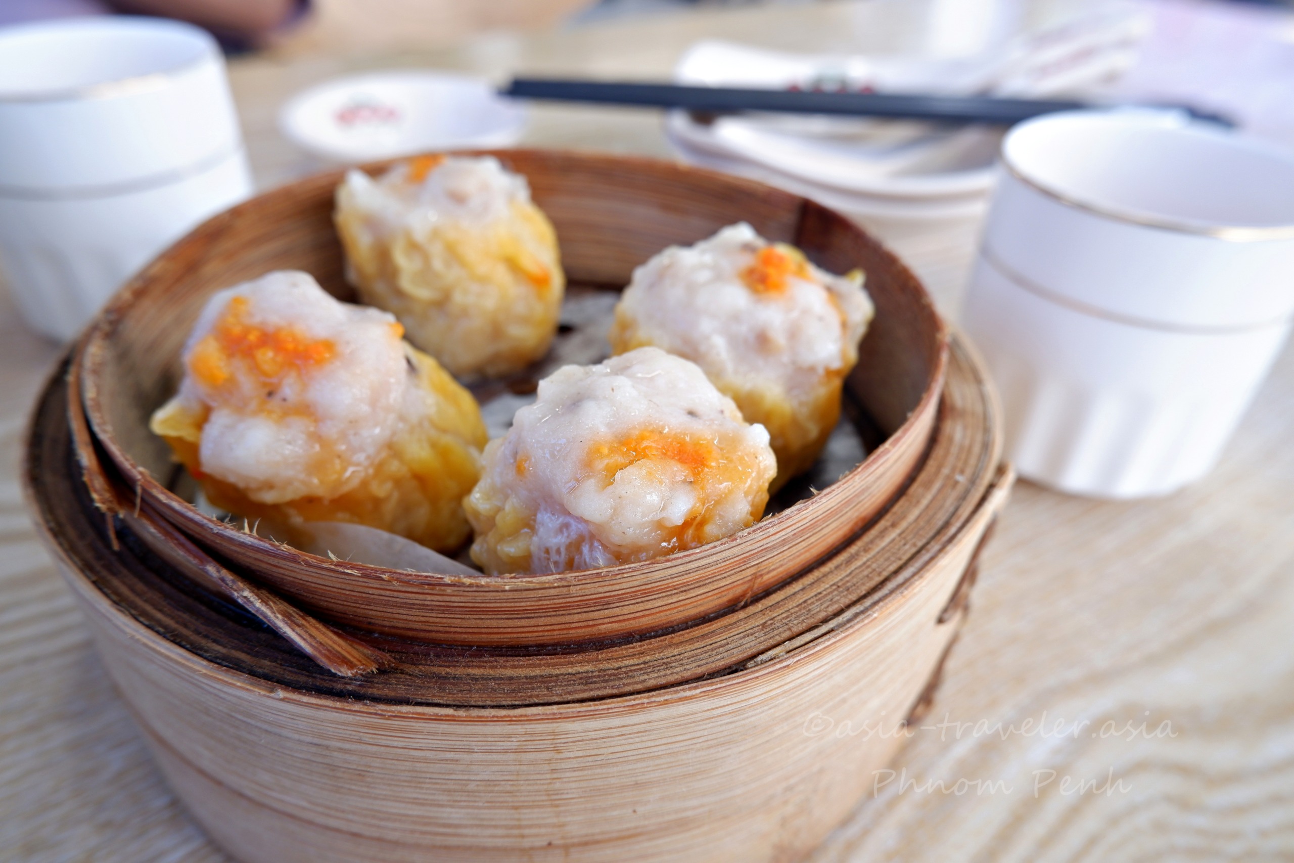 プノンペンの竹蒸籠に盛られたカニ味噌エビ焼売