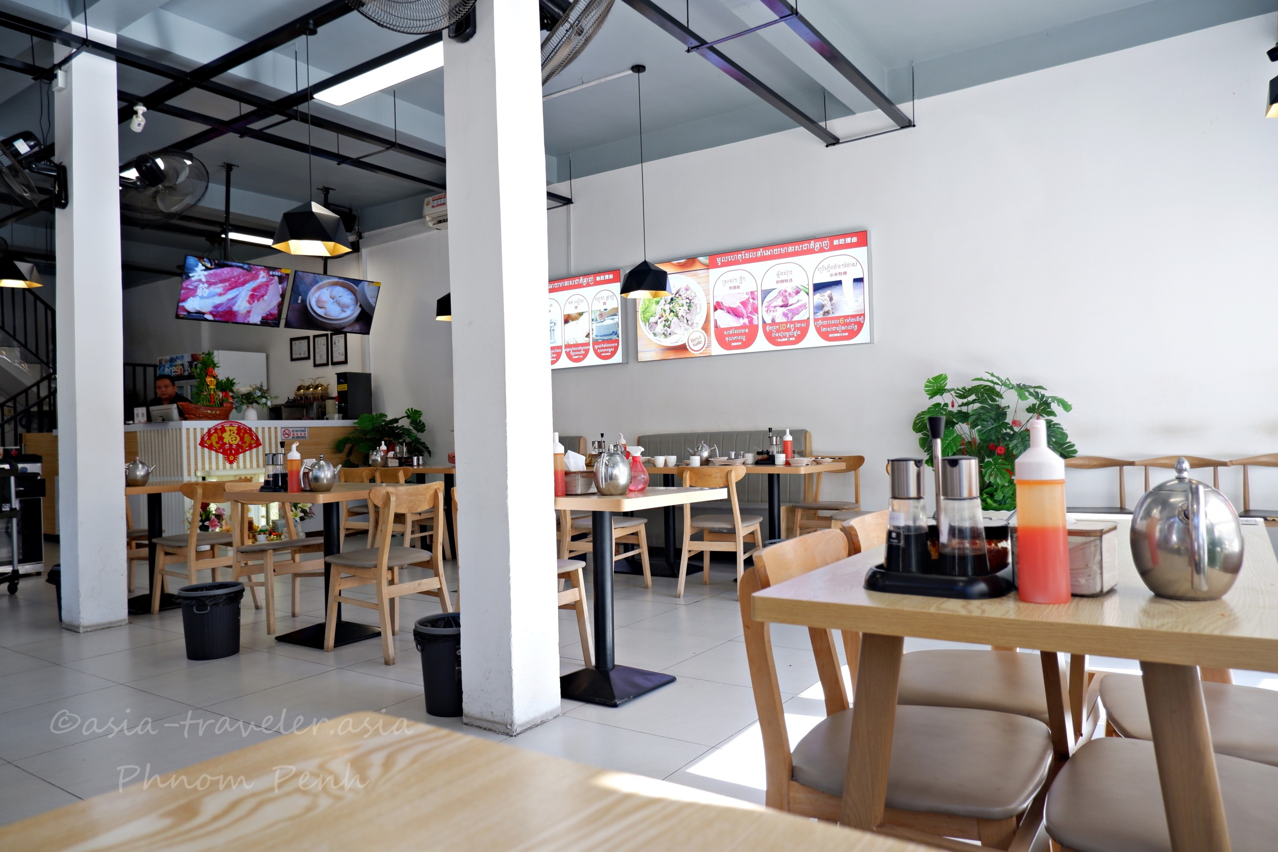 プノンペンの広州麺レストラン明るい店内テーブル席