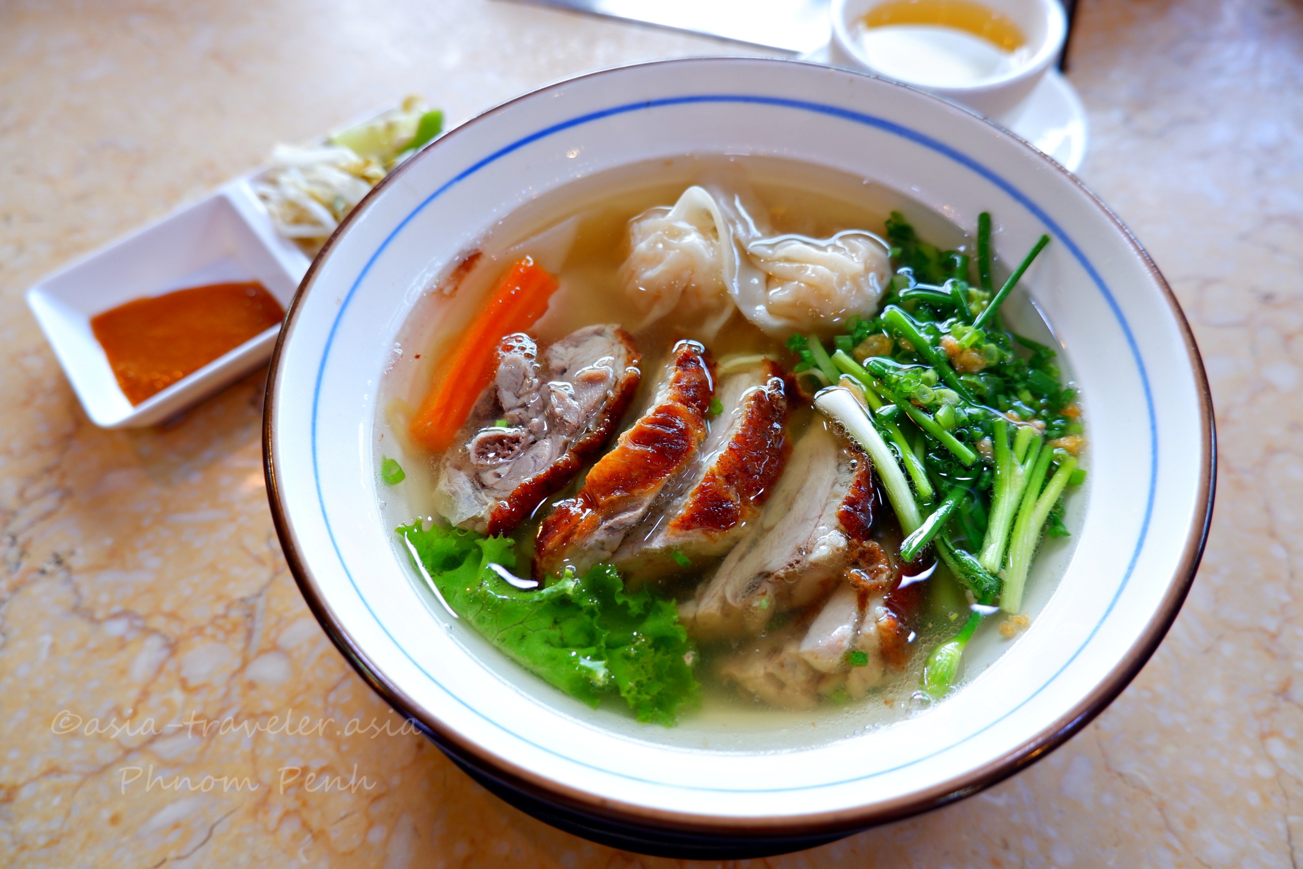 プノンペンの焼きアヒルワンタン麺（烤鸭汤面）