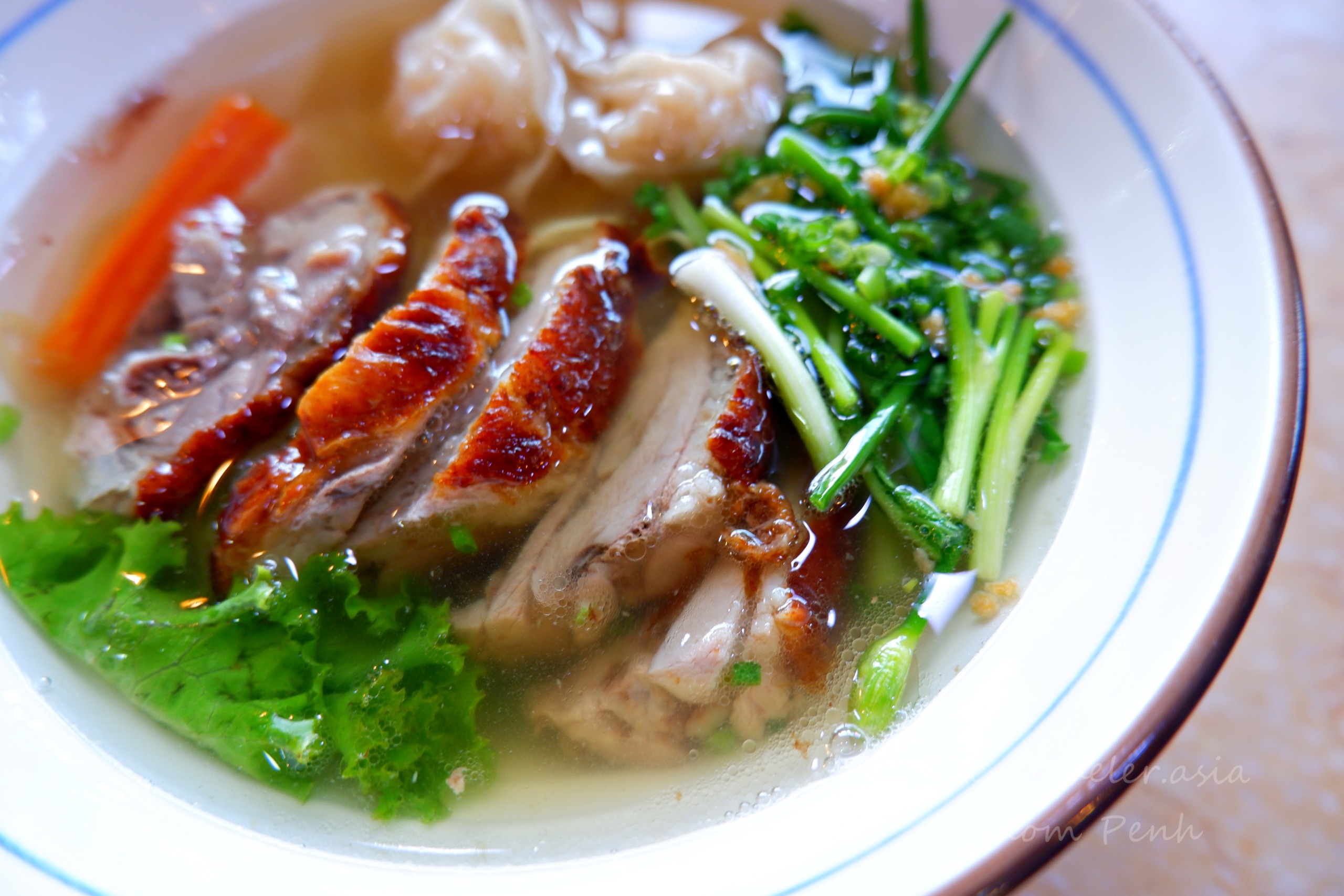 プノンペンの焼きアヒル入りワンタンヌードル、野菜たっぷりの澄んだスープ