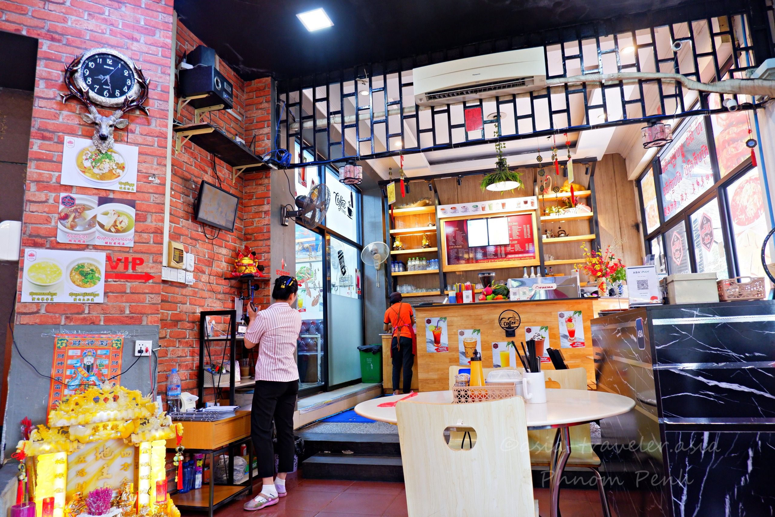 プノンペンの飲茶店Li Tingの明るいレンガ壁の店内