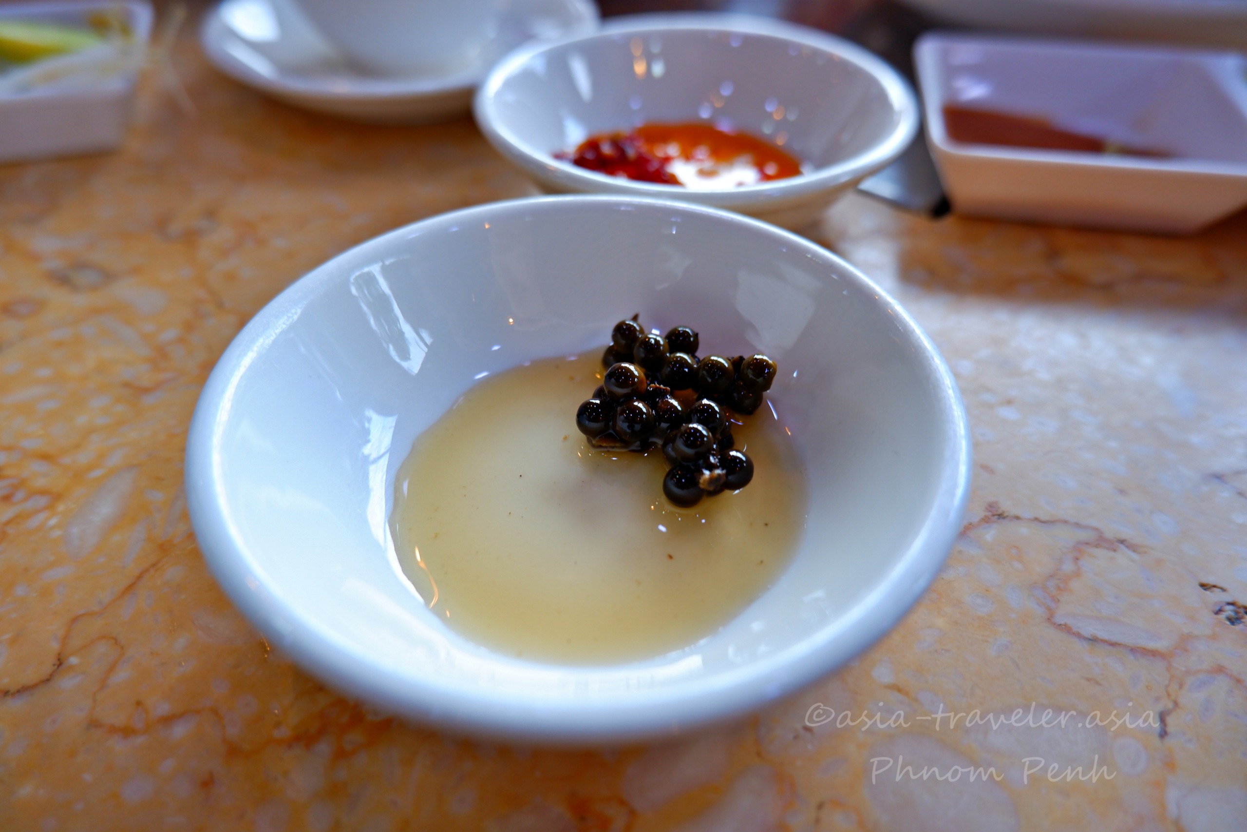 プノンペンの飲茶店で提供される生胡椒入り酢のタレ