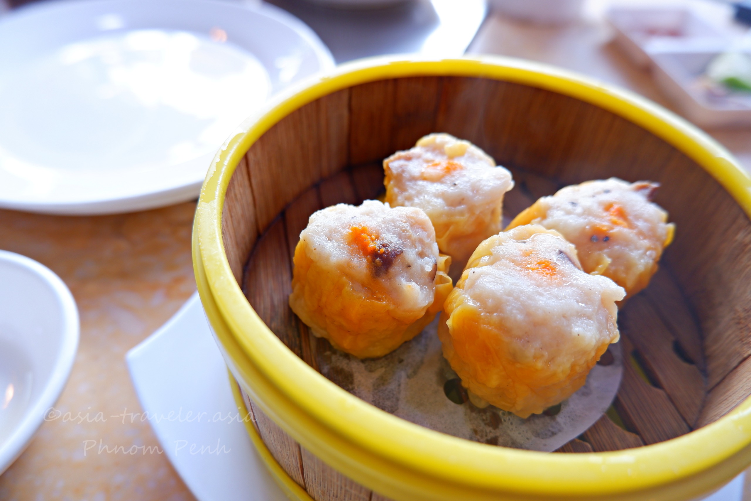 プノンペンの飲茶店で蒸したてのシュウマイ4個入り蒸籠