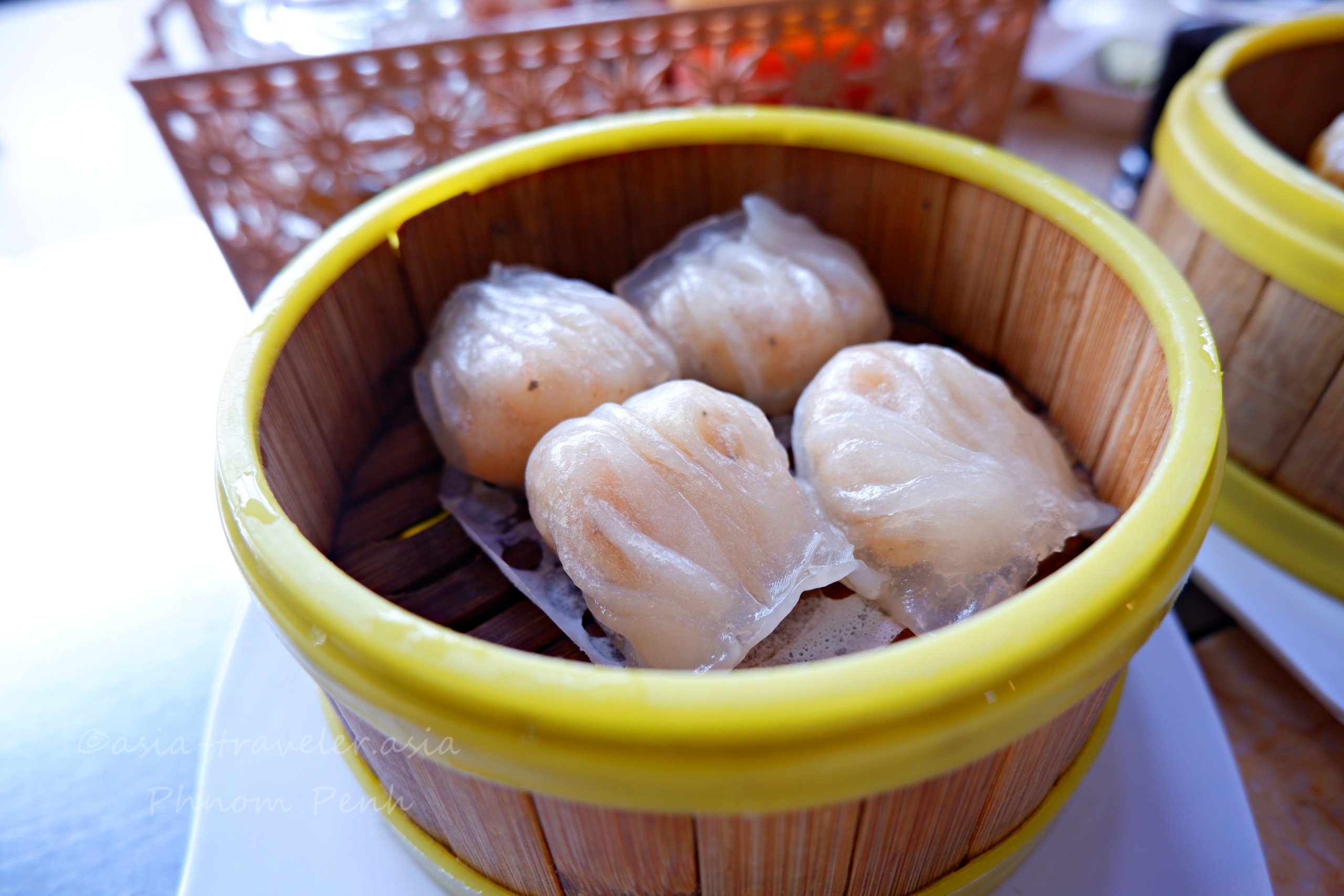 プノンペンの飲茶店で蒸したてのハーガオが並ぶ竹籠