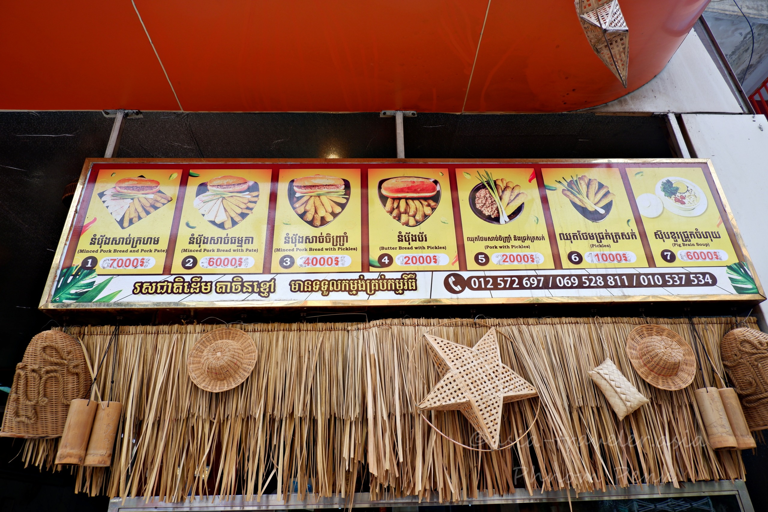 Nompang Pate Neak Purnの店頭メニュー看板と竹細工装飾