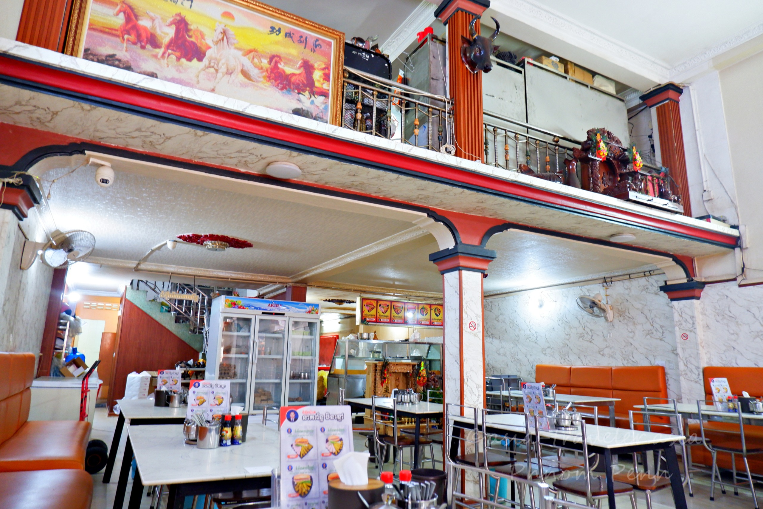 Nompang Pate Neak Purnの2階建て広々とした店内