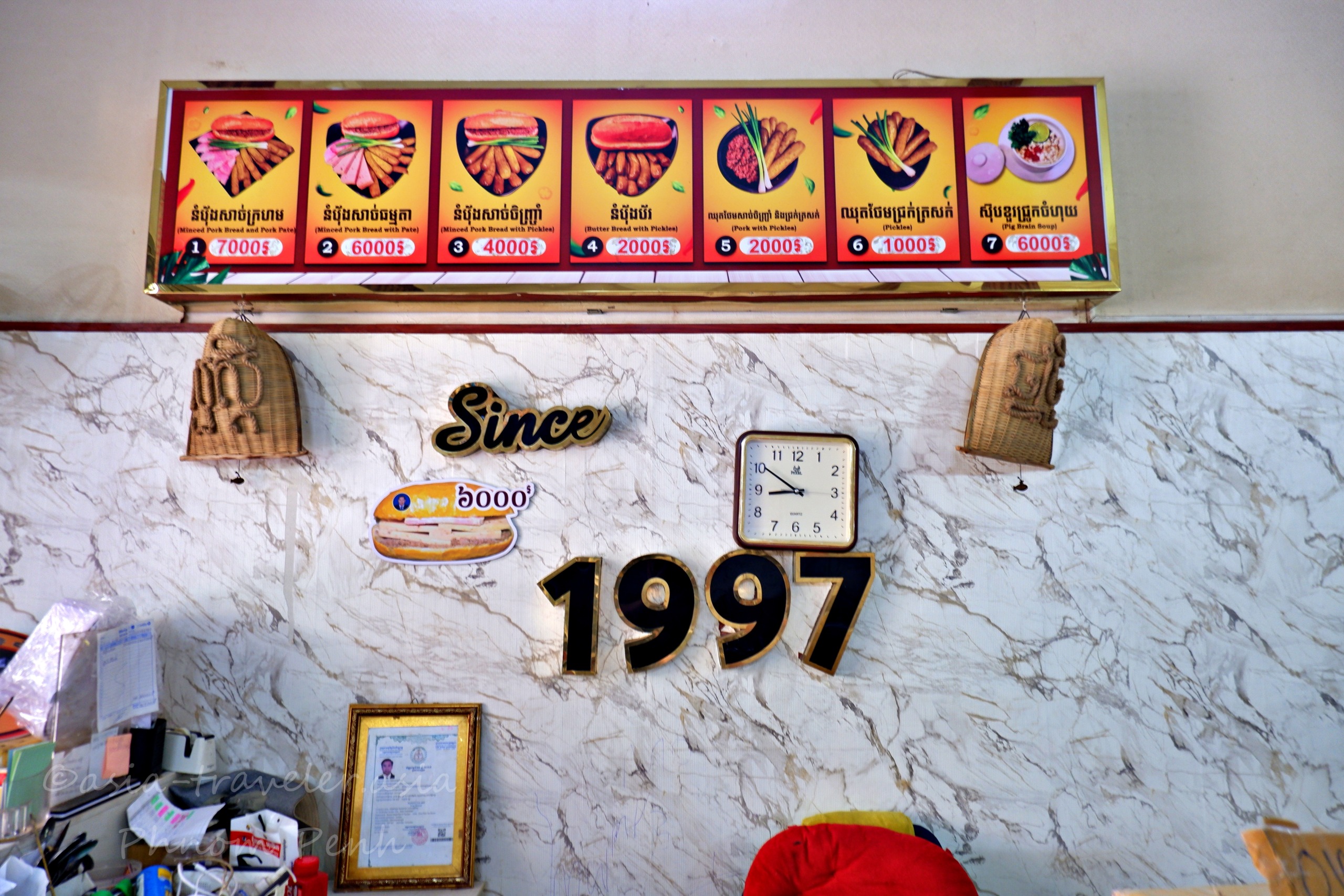 1997年創業のヌンパン専門店Nompang Pate Neak Purnのメニューボード