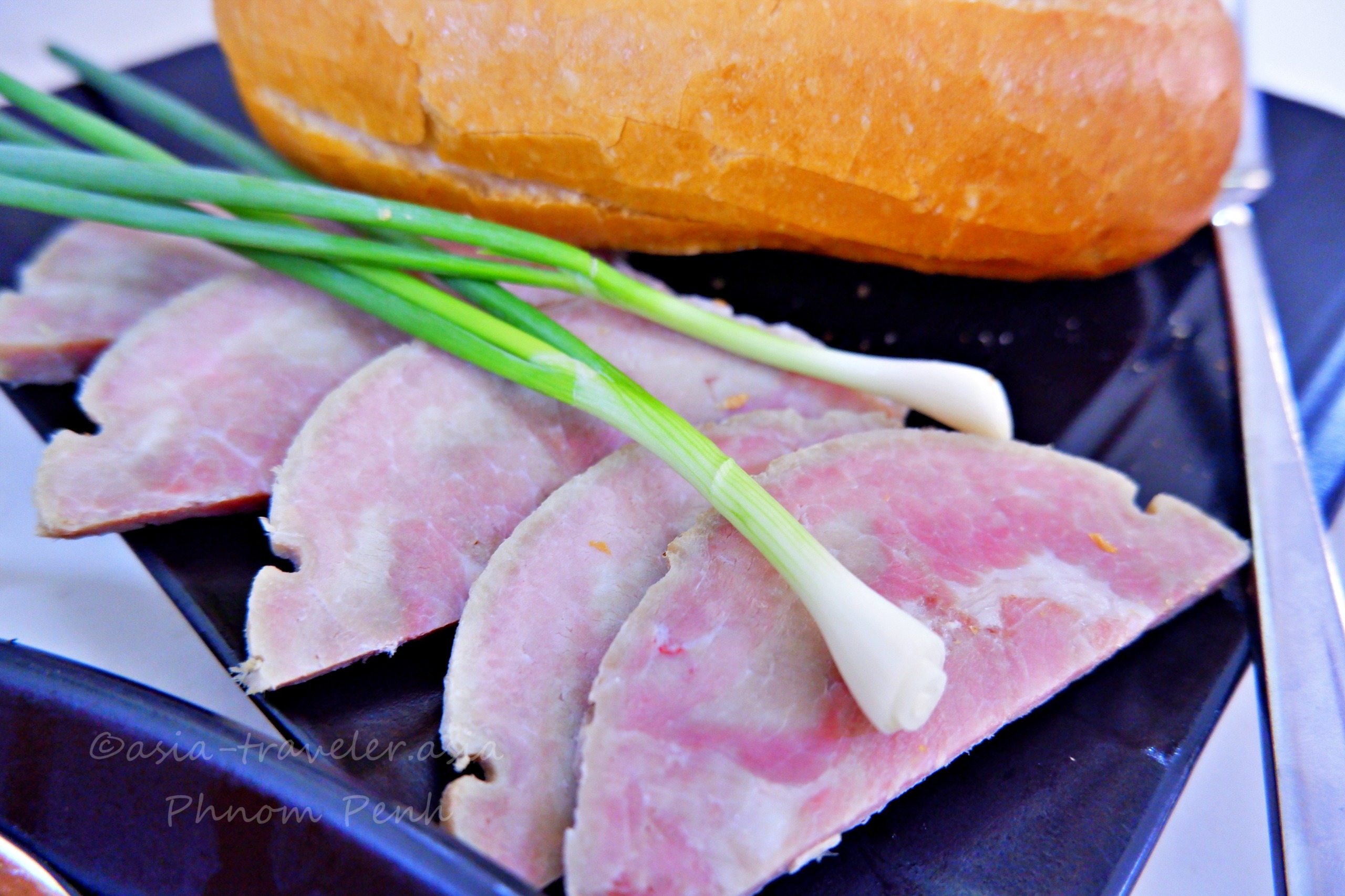プノンペンのヌンパンパテ用厚切りハムとバゲット