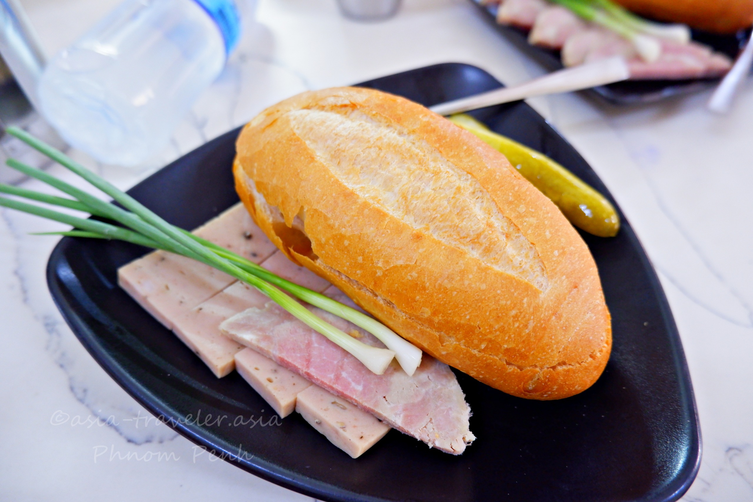 プノンペンのヌンパンパテと厚切りハムの盛り付け