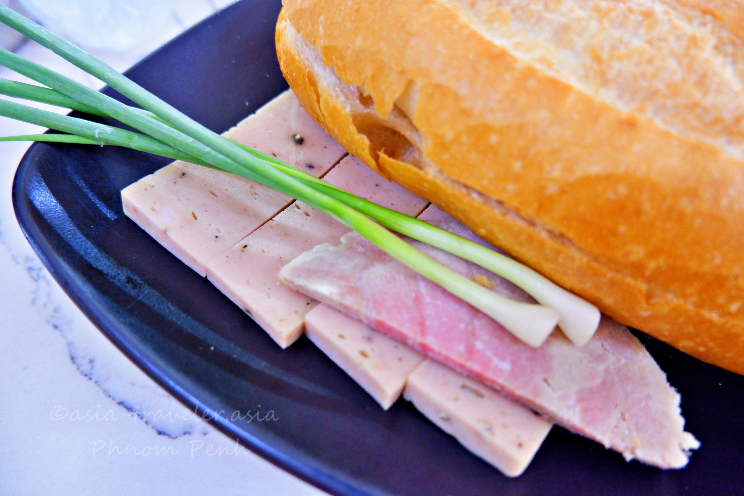 プノンペンのヌンパンパテと厚切りハムのクローズアップ